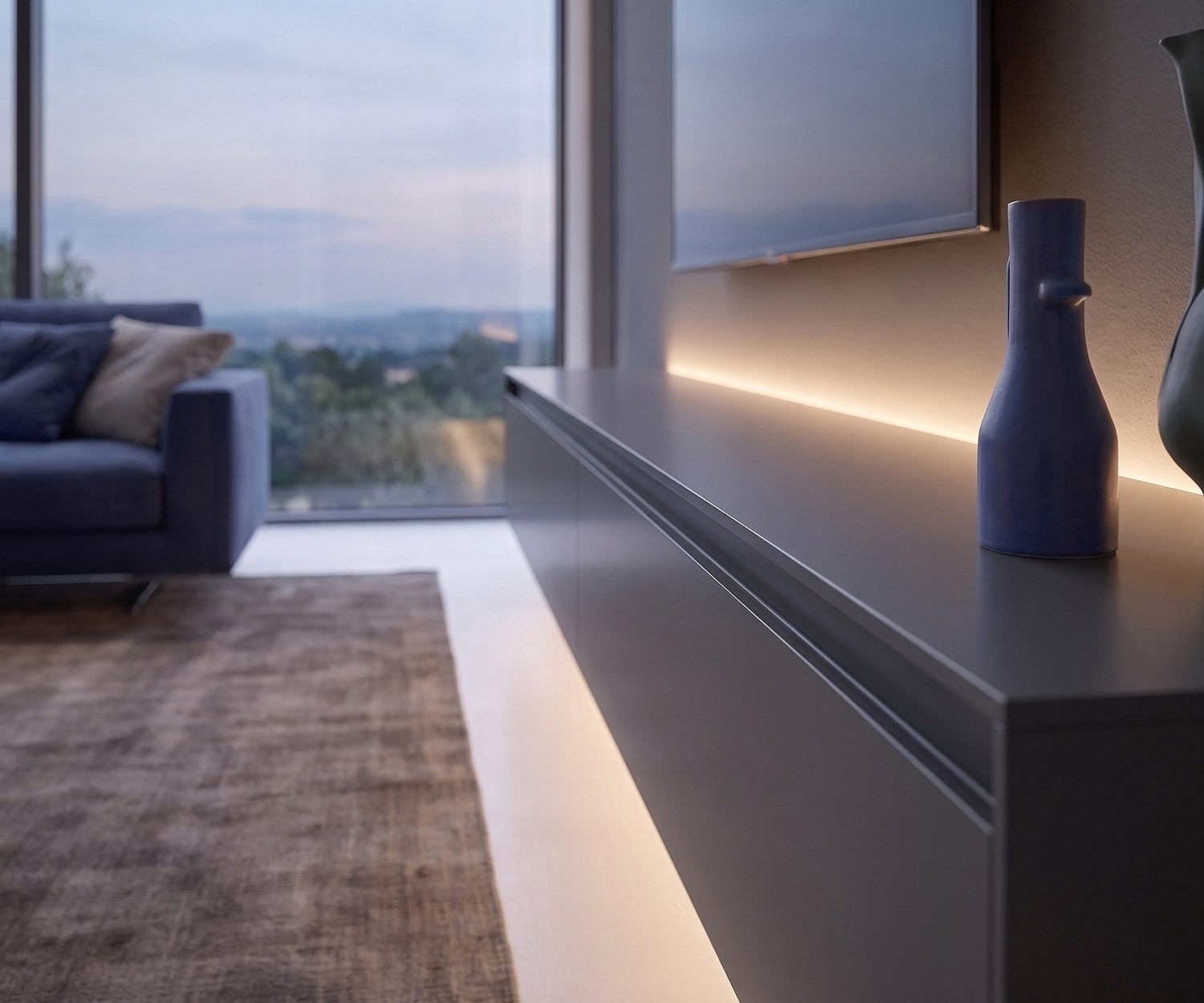 Hängendes TV-Lowboard Reverse von Novamobili im Wohnzimmer. Graues Design-TV-Board mit atmosphärischer LED-Beleuchtung.