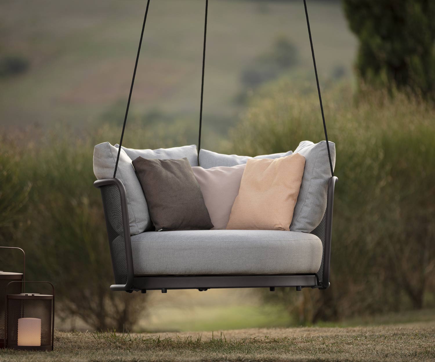 Hängender Todus Baza Round Swing Sessel mit Gestell in Anthrazit und Stoffbezug in Grau Hängender Todus Baza Round Swing Sessel mit Gestell in Anthrazit und Stoffbezug in Grau