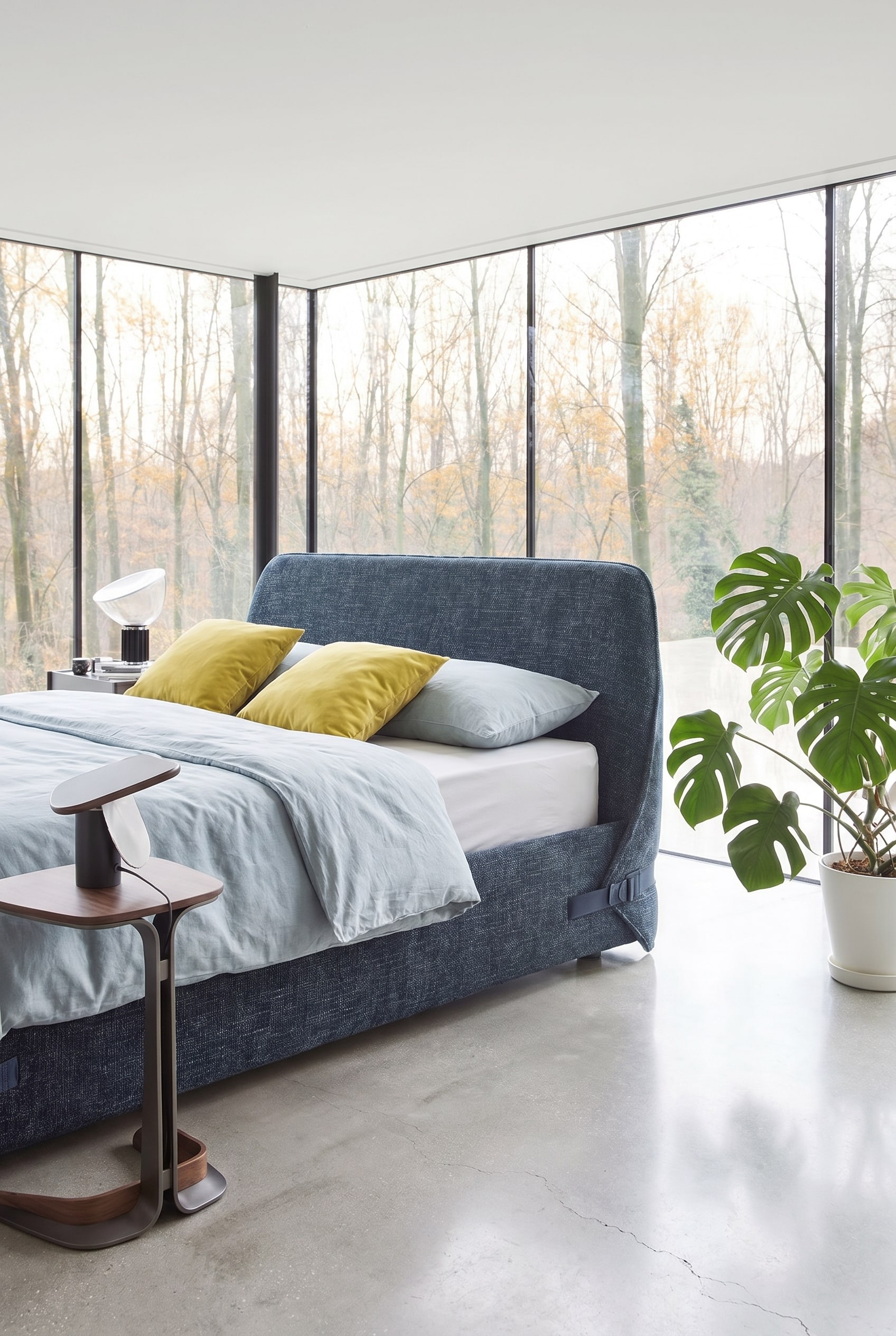 Elegantes Designerbett mit gerollten Textilien im Hintergrund, Fokus auf hochwertige Texturen