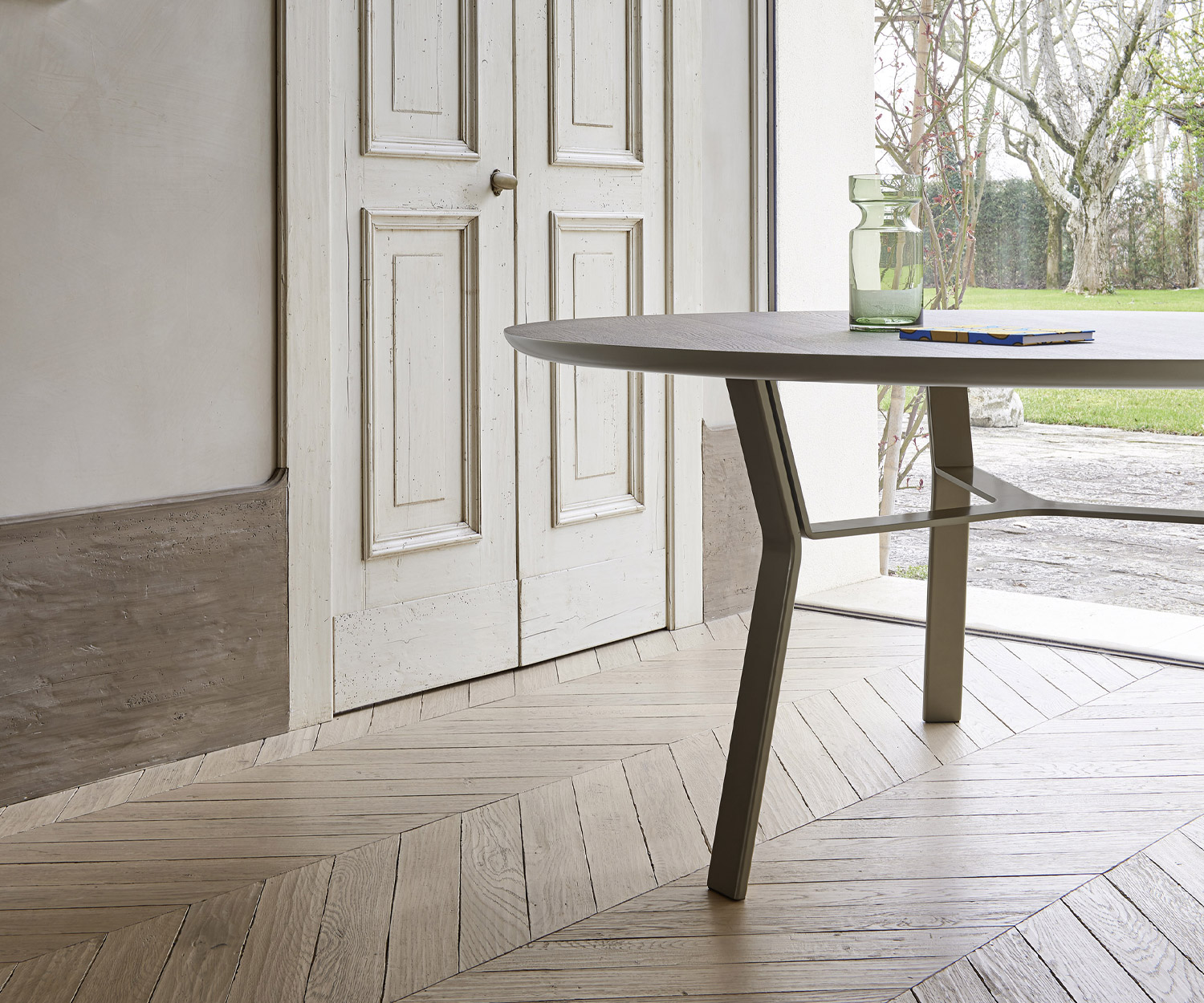 Livitalia Esszimmer Tisch Iron im Detail Kante der Tischplatte und der Sockel mit brauner Epoxidbeschichtung Livitalia Esszimmer Tisch Iron im Detail Kante der Tischplatte und der Sockel mit brauner Epoxidbeschichtung