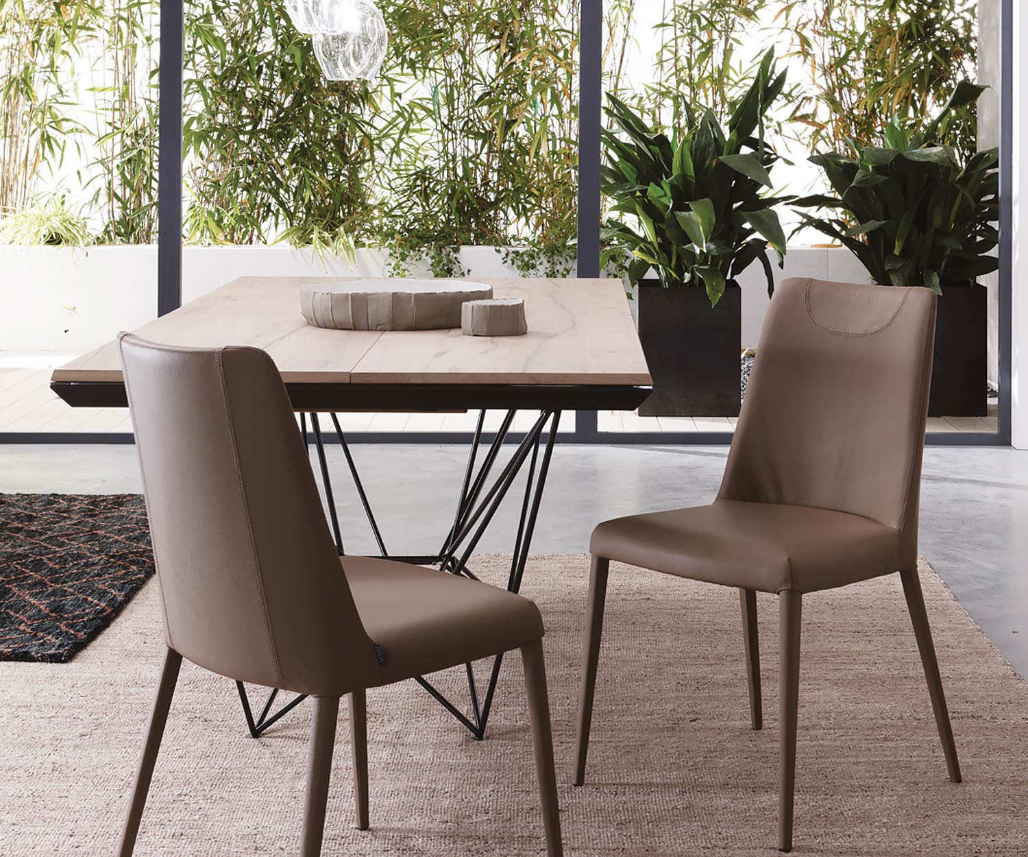 Moderner Design Esstisch mit Ansicht Tischuntergestell in Schwarz glänzend Moderner Design Esstisch mit Ansicht Tischuntergestell in Schwarz glänzend