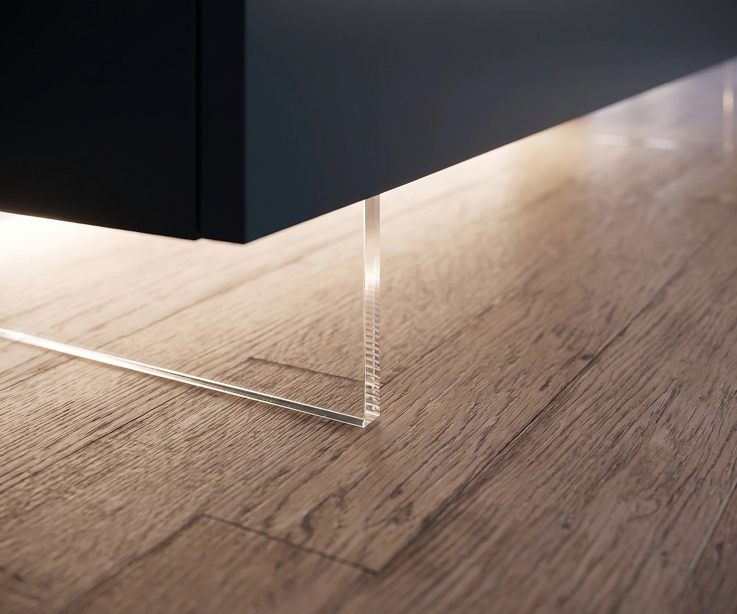 Transparenter TV-Sockel Livitalia für schwebenden Lowboard-Effekt im Wohnzimmer, mit Acrylglas-Fuß und LED-Beleuchtung.
