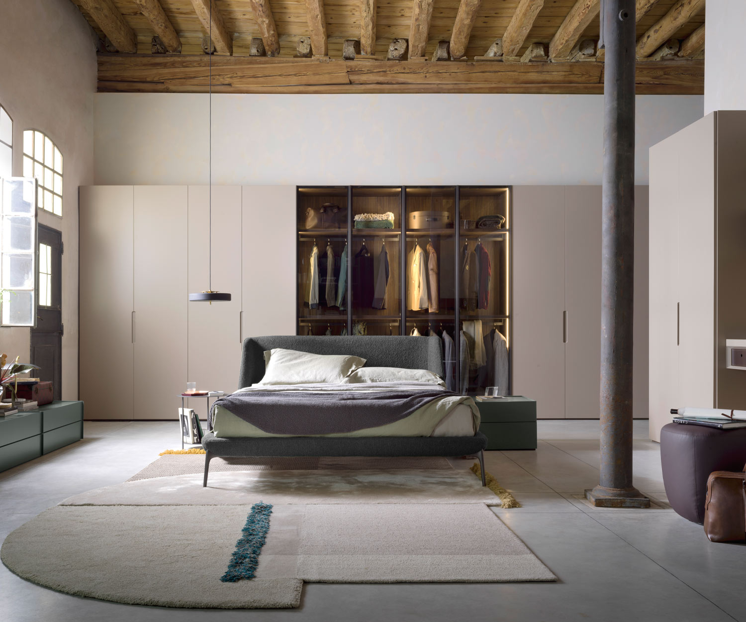 Hochwertiges Designer Bett Novamobili Velvet im Schlafzimmer grauer Stoffbezug Hochwertiges Designer Bett Novamobili Velvet im Schlafzimmer grauer Stoffbezug