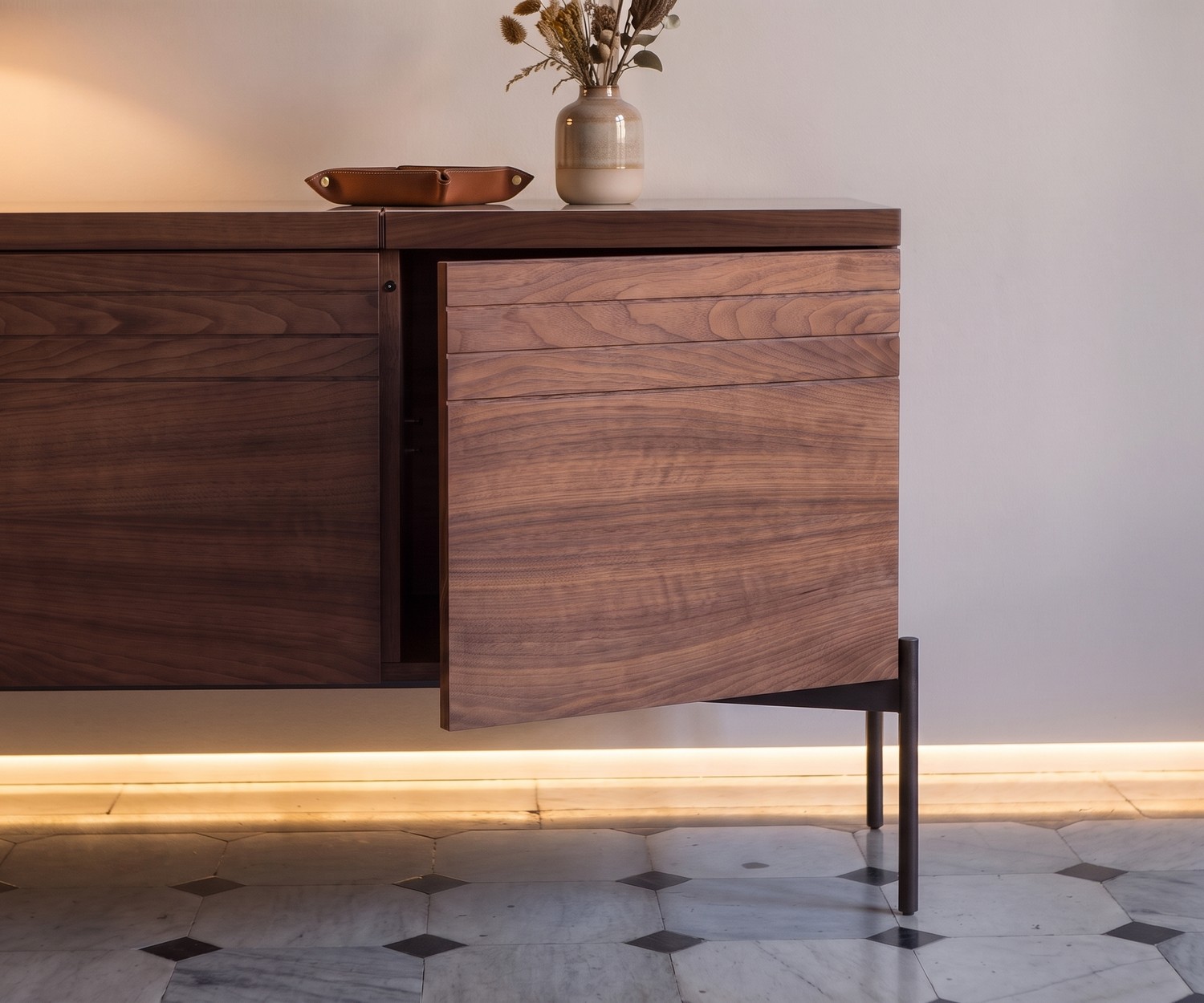 al2 o-rizon 003 Sideboard aus Holz al2 o-rizon 003 Design Sideboard aus edlem Walnussholz mit Push-to-open-Tür im modernen Wohnzimmer.