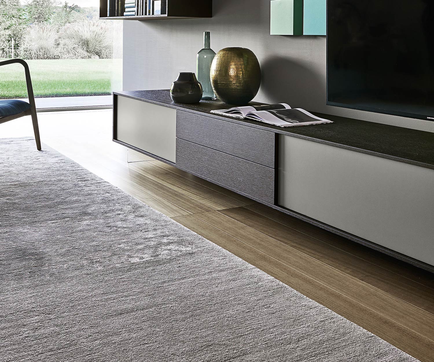 Livitalia Design Wohnwand C18 im Detail beim Design Lowboard auf Standfüßen Livitalia Design Wohnwand C18 im Detail beim Design Lowboard auf Standfüßen