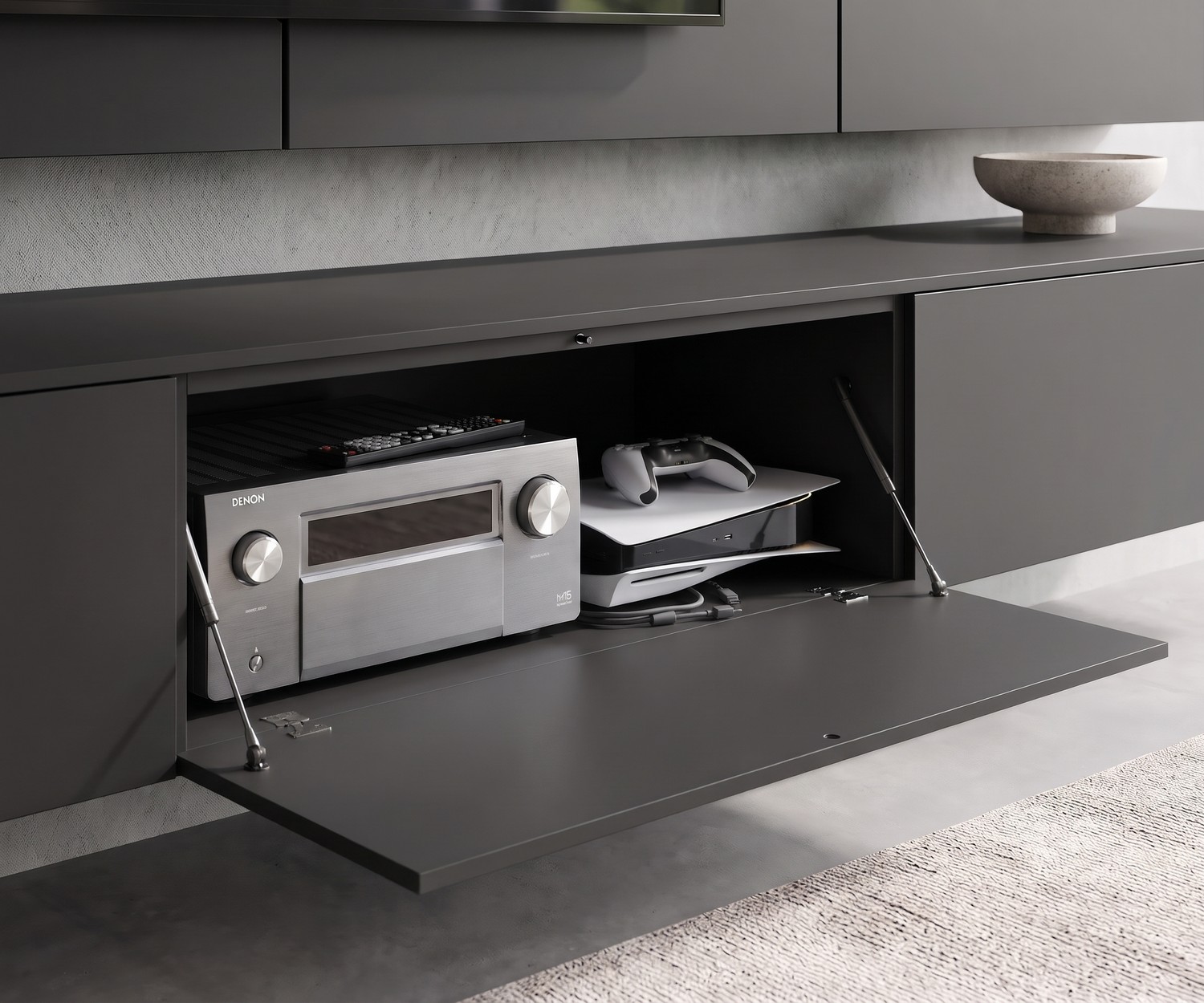 Livitalia TV Lowboard C102 in Anthrazit mit geöffneter Klappe für HiFi-Geräte und Spielekonsole im modernen Wohnzimmer.