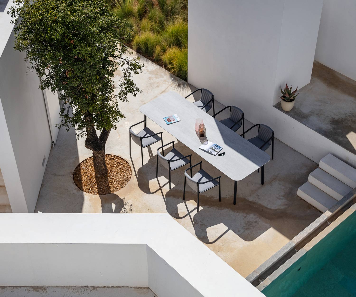 Designer Gartentisch Starling für bis zu sechs Personen auf einer Terrasse Designer Gartentisch Starling für bis zu sechs Personen auf einer Terrasse