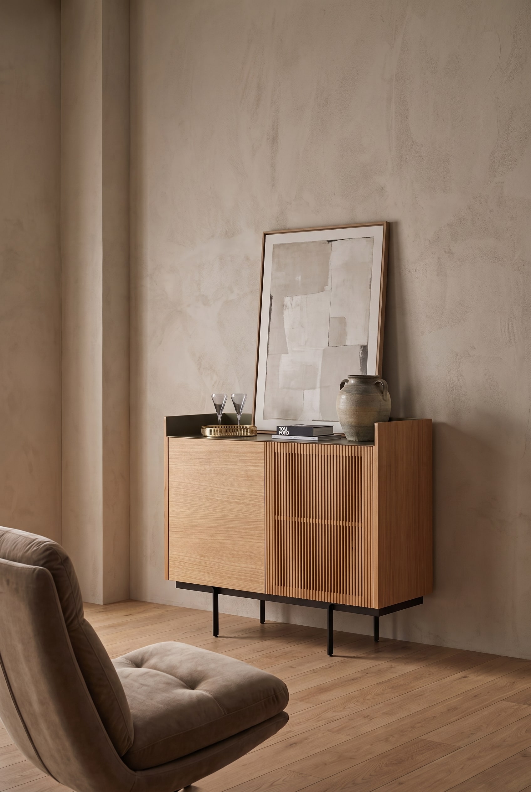 Weitläufiger Raum mit hohen Decken, einem eleganten Holz-Highboard mit Lamellenfront und stilvoller Kunst darauf