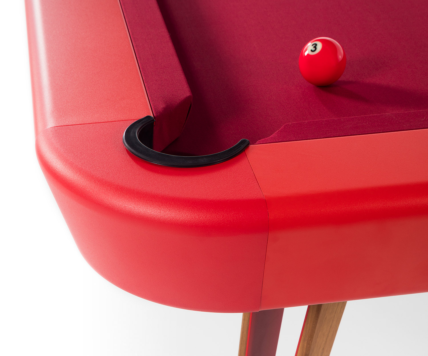 RS Barcelona Design Tisch Billard im Detail roter Bezug rote Lackierung RS Barcelona Design Tisch Billard im Detail roter Bezug rote Lackierung