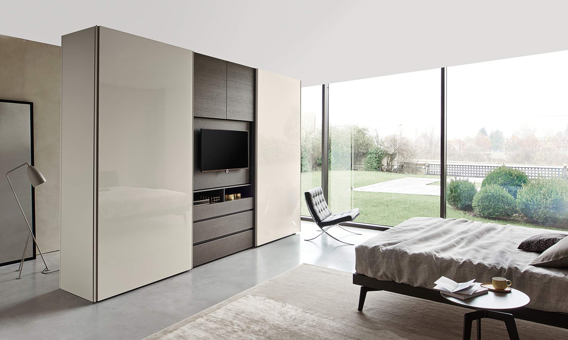 Kleiderschrank mit verstecktem Fernseher Kleiderschrank mit verstecktem Fernseher