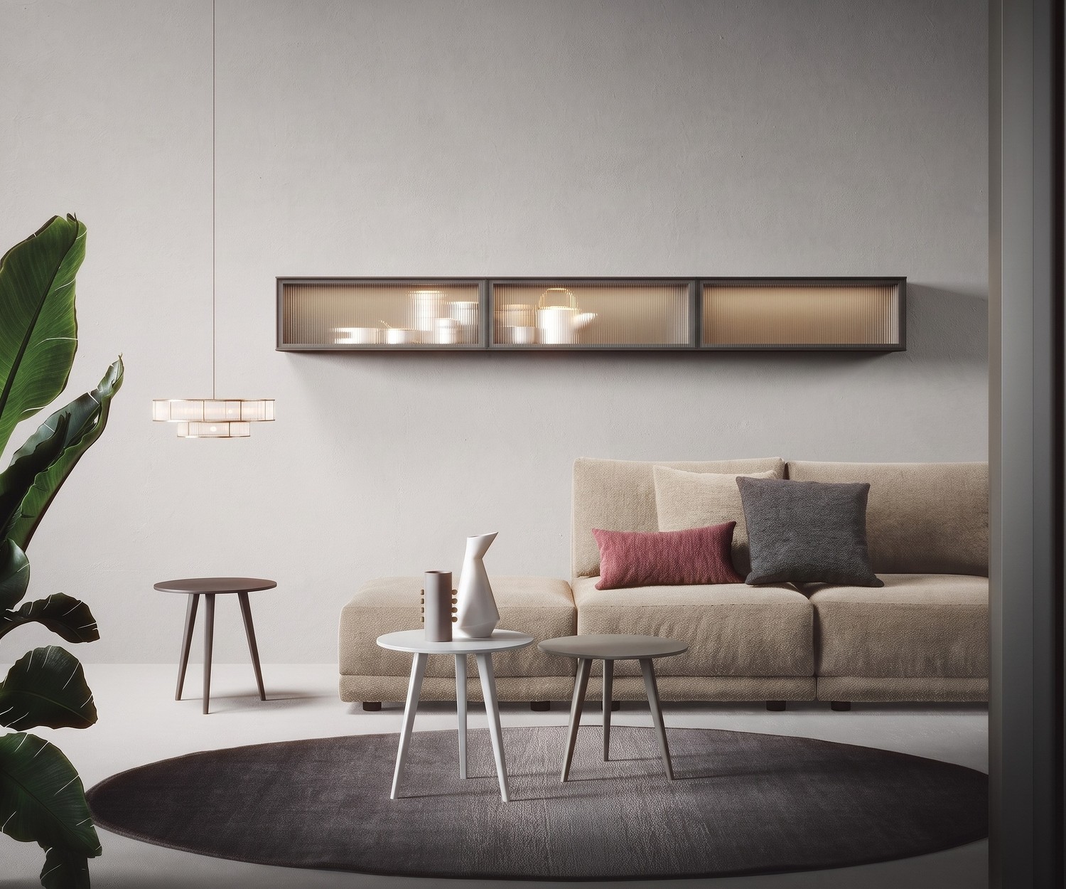 Novamobili Dreibein-Beistelltisch Trio Beistelltisch Trio von Novamobili im Wohnzimmer, runder Couchtisch aus Holz mit drei Beinen neben einem beigen Sofa.