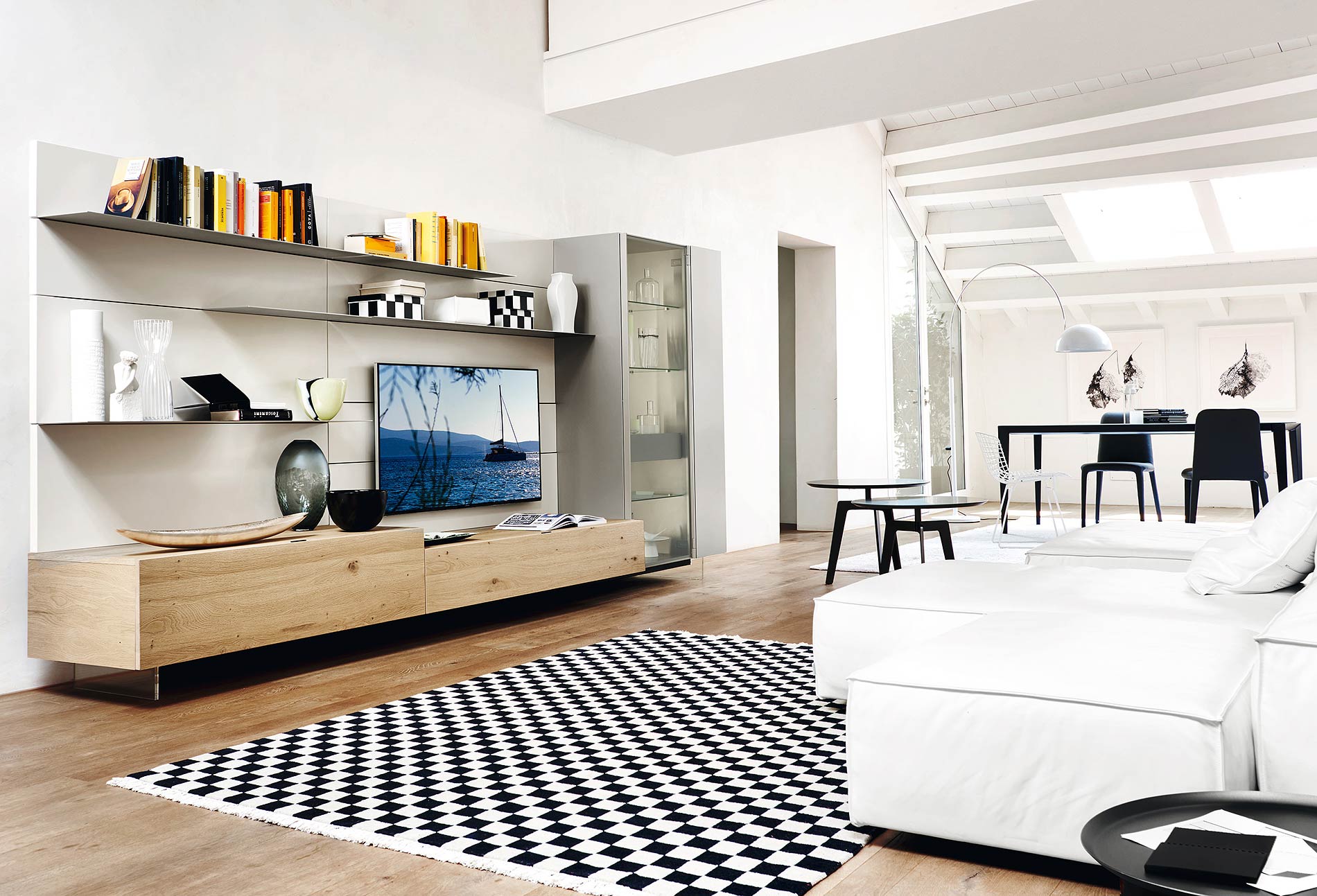 Wohnwand mit Glasvitrine und TV Paneel Wohnwand mit Glasvitrine und TV Paneel