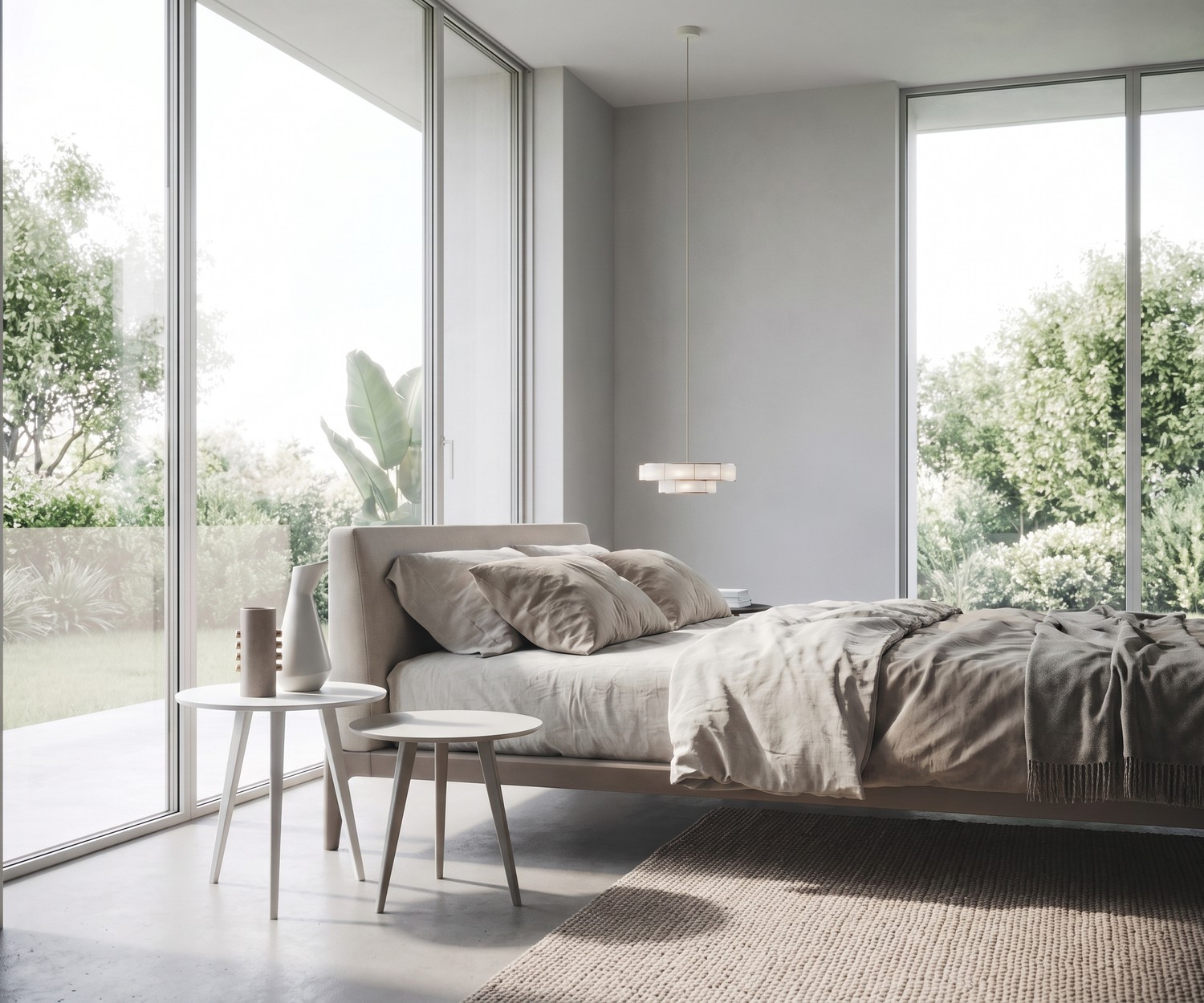 Beistelltisch Trio von Novamobili als Nachttisch im hellen Schlafzimmer, runder Designtisch aus Holz mit drei Beinen.