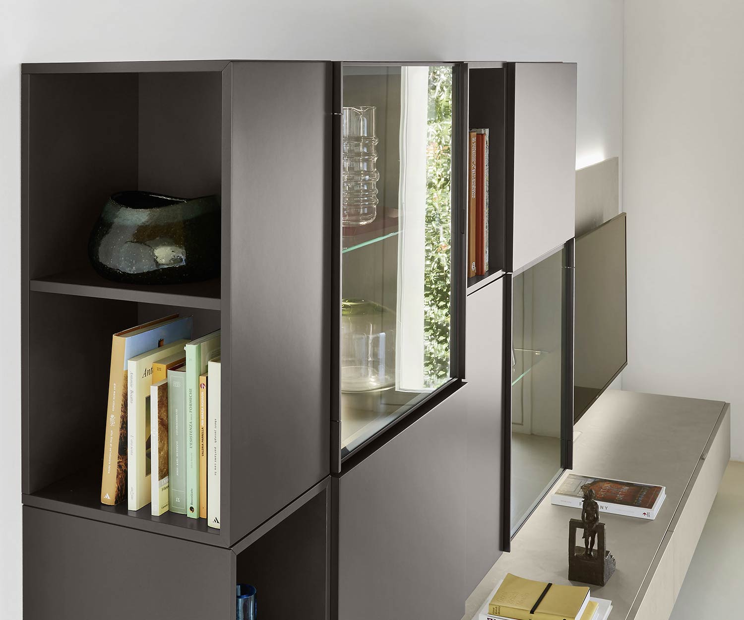 Moderne Livitalia Design Wohnwand C39 Glastüren mit Beleuchtung in Braun Matt Moderne Livitalia Design Wohnwand C39 Glastüren mit Beleuchtung in Braun Matt