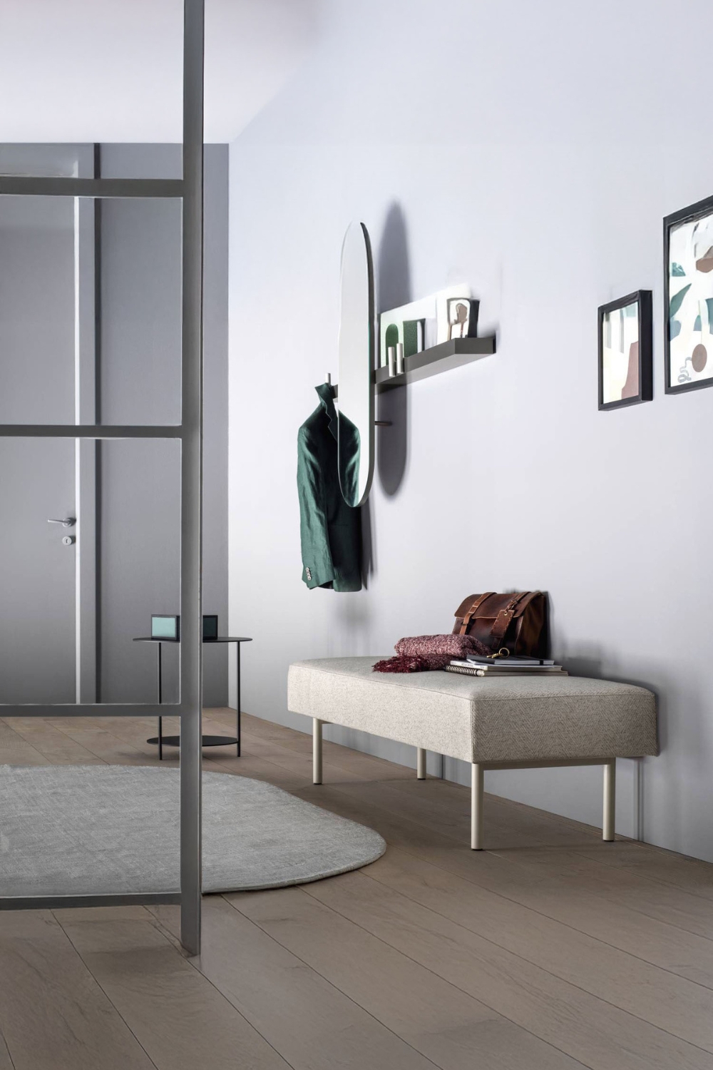 modern-eingerichteter-eingangsbereich-mit-sitzbank-beistelltisch-spiegel-und-wandregal