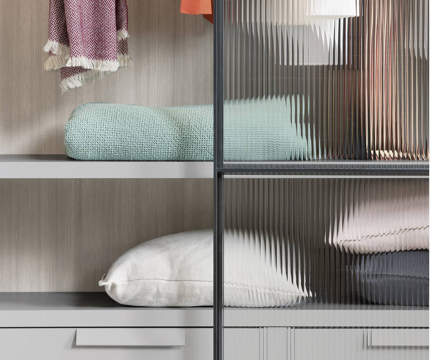 Hochwertiger Design Glas Schwebetüren Layer Kleiderschrank aus Italien Hochwertiger Design Glas Schwebetüren Layer Kleiderschrank aus Italien