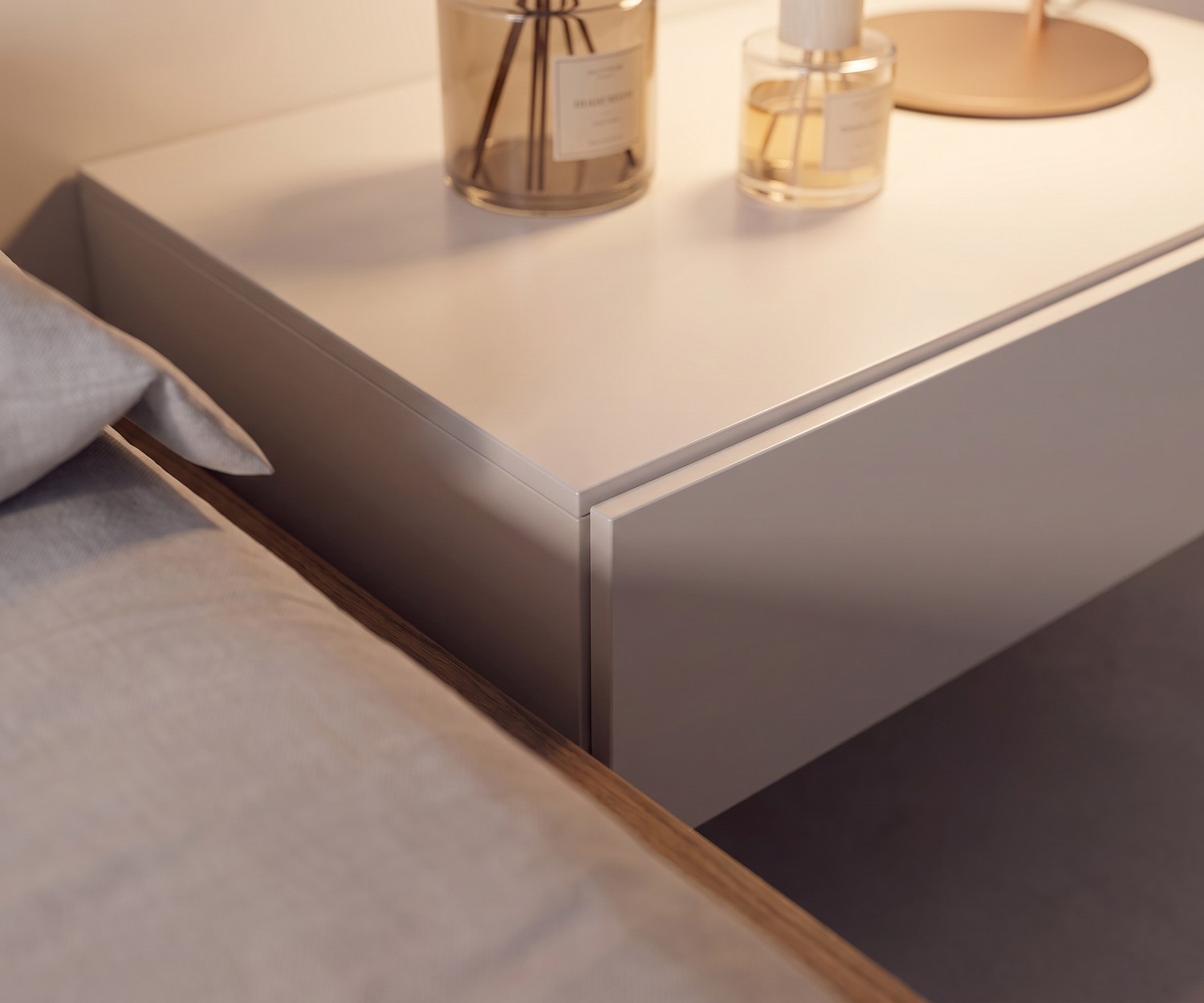 Moderner Novamobili Nachttisch Easy grifflos Design Nachttisch Easy von Novamobili fürs Schlafzimmer, griffloser Nachttisch in elegantem Hellgrau mit Deko.