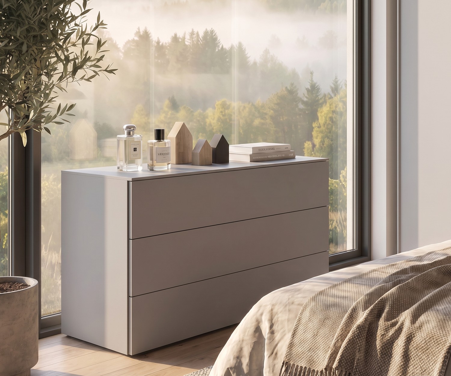 Atena Kommode von Livitalia zur Schlafzimmer-Aufbewahrung vor einem Panoramafenster im modernen, minimalistischen Stil.