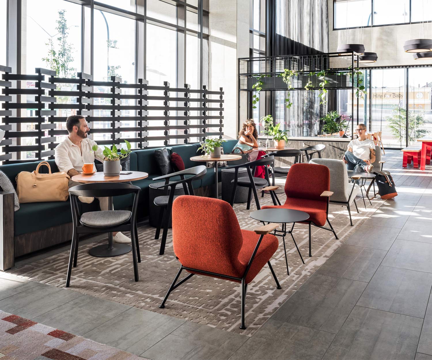 Moderner Prostoria Design Sessel Oblique in Rot in einer Bar Moderner Prostoria Design Sessel Oblique in Rot in einer Bar