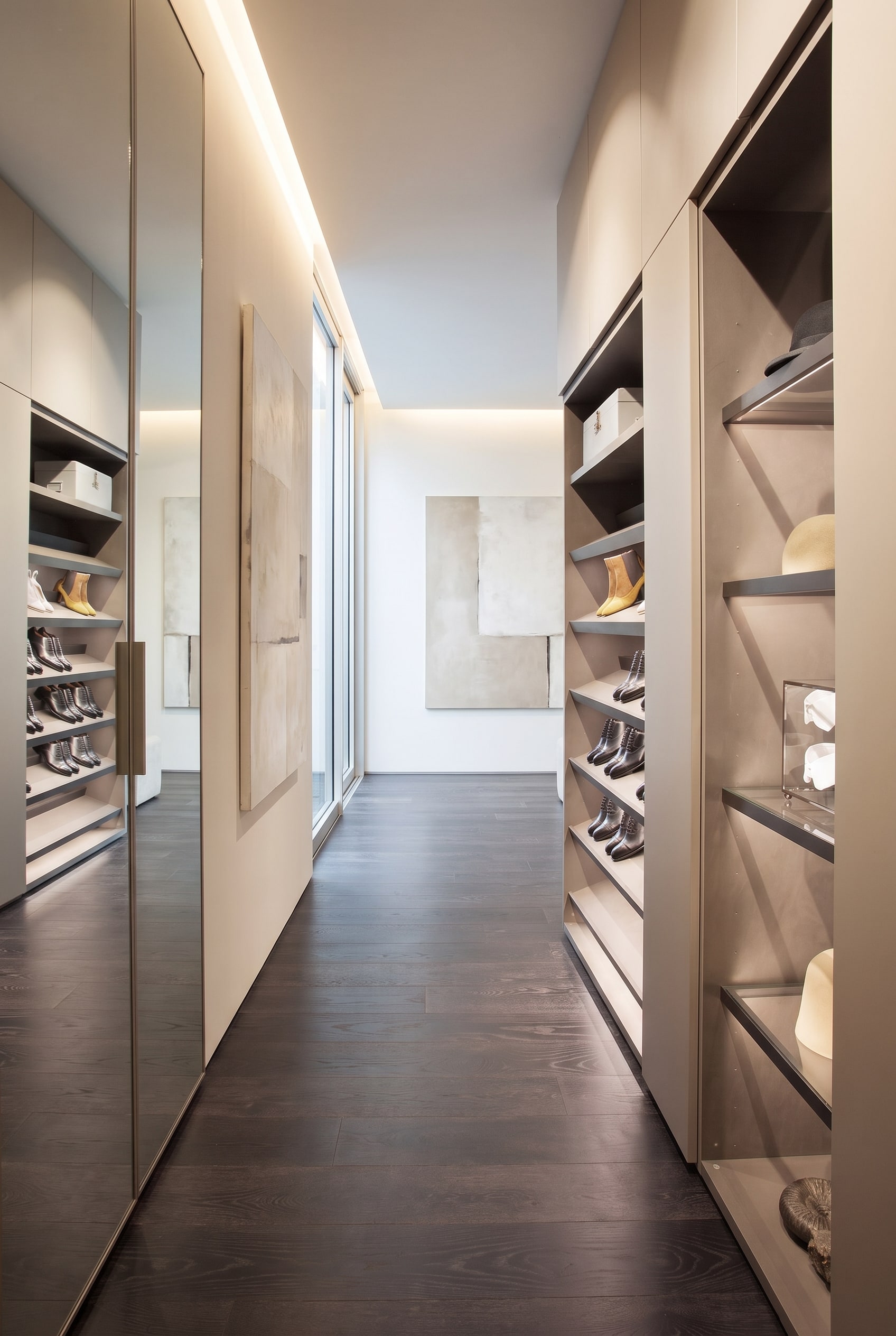Ein leicht ge&ouml;ffneter moderner Schuhschrank im Flur, der im Inneren schr&auml;ge Ablagen mit integrierter LED-Beleuchtung zeigt.