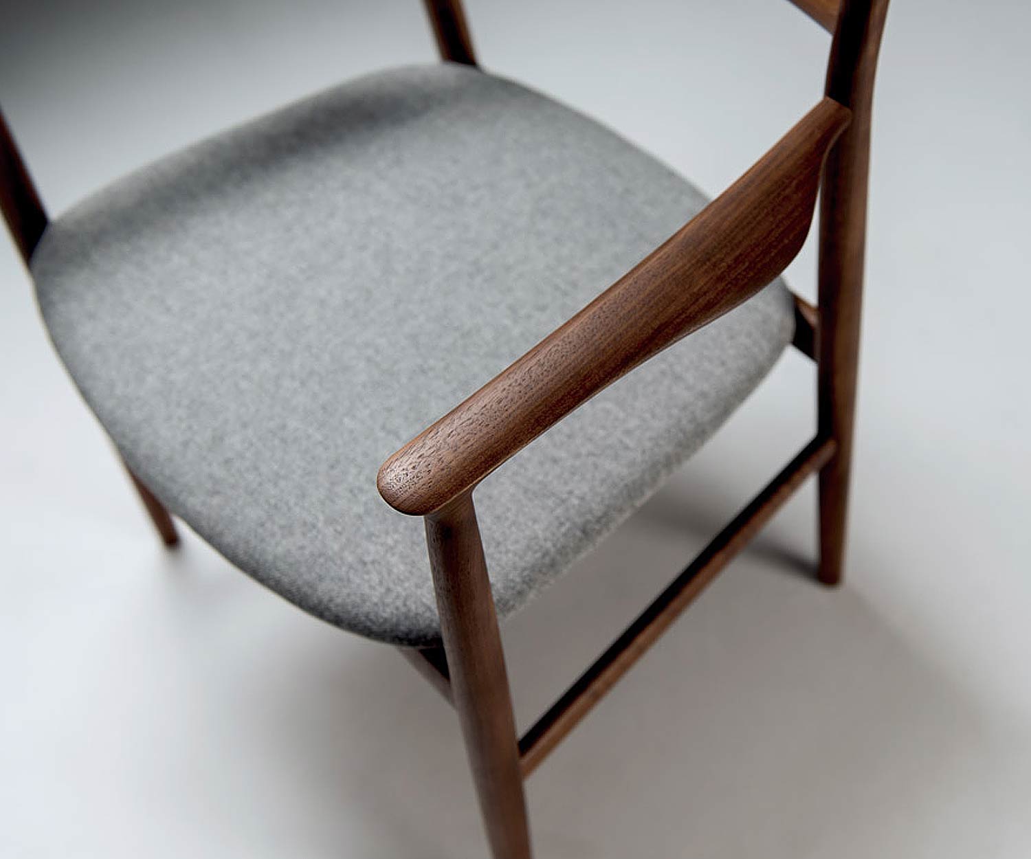Conde House Kamuy Design Tisch & Stuhl mit Stuhl Gestell in Nussbaum massiv