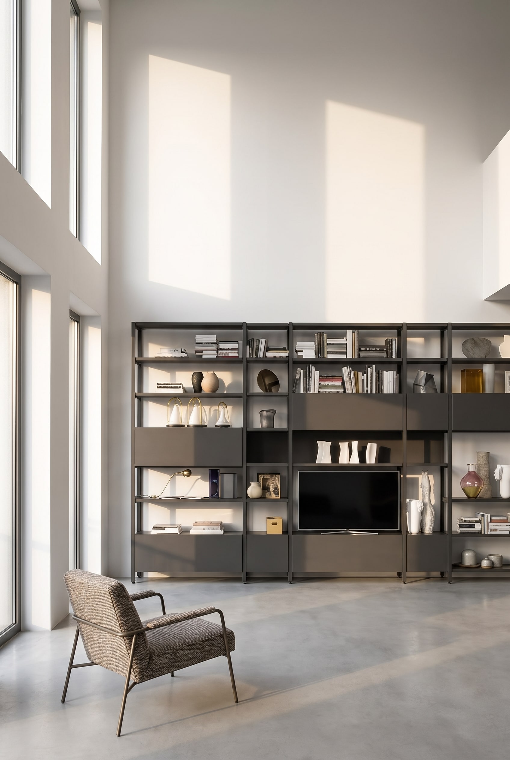 Modernes filigranes Metallregal in dunklem Finish an einer weißen Wand im Altbau, spärlich mit Vasen und Büchern dekoriert