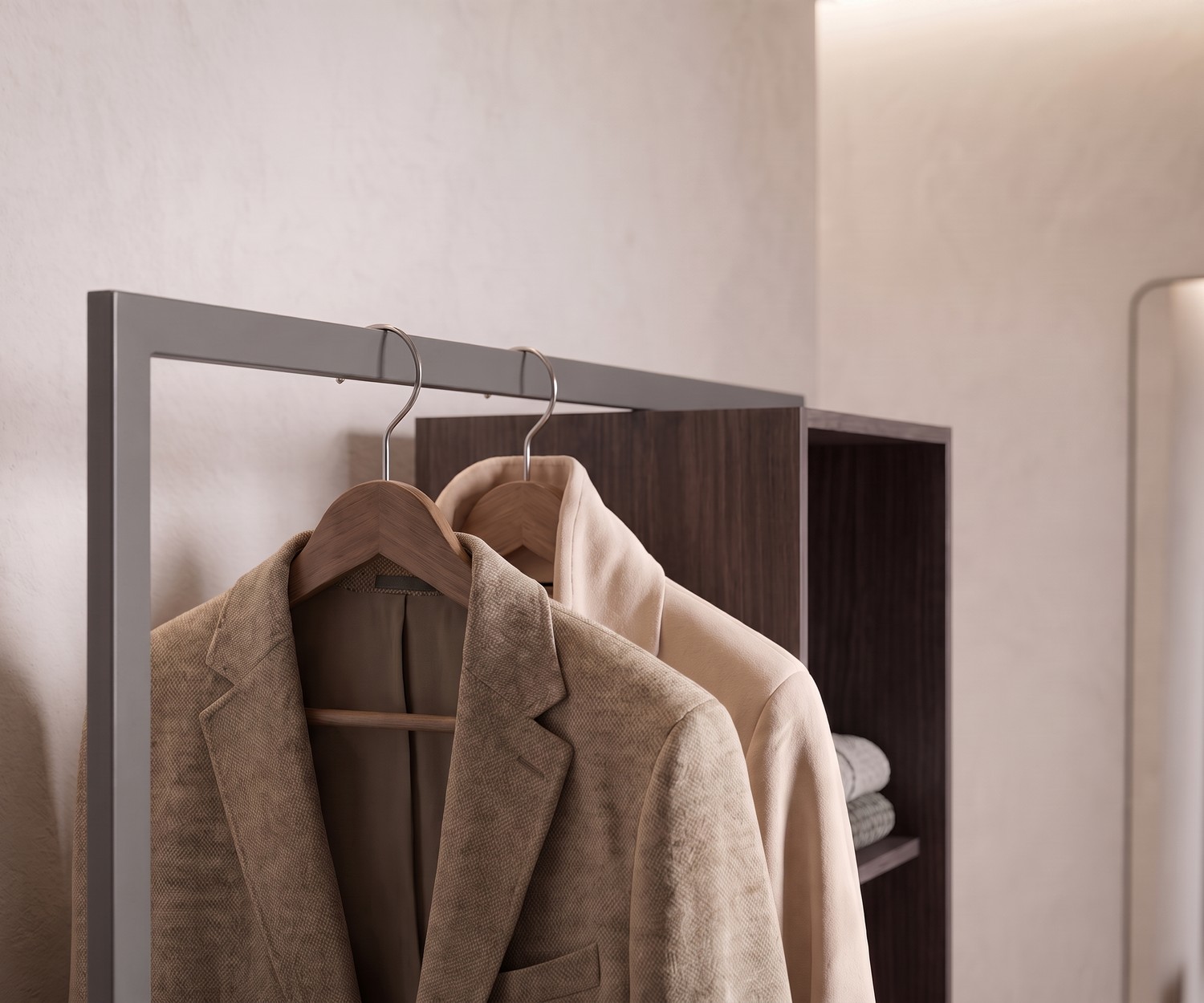 Novamobili Design Kommode Easy 4 mit Garderobe Novamobili Kommode Easy 4 mit Garderobe als stummer Diener im Schlafzimmer, Kleiderstange aus grauem Metall mit Holzbügeln.