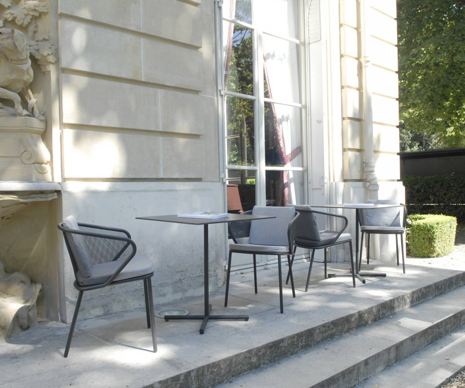 Hochwertiger Todus Condor Design Bistrotisch auf einer Terrasse Hochwertiger Todus Condor Design Bistrotisch auf einer Terrasse