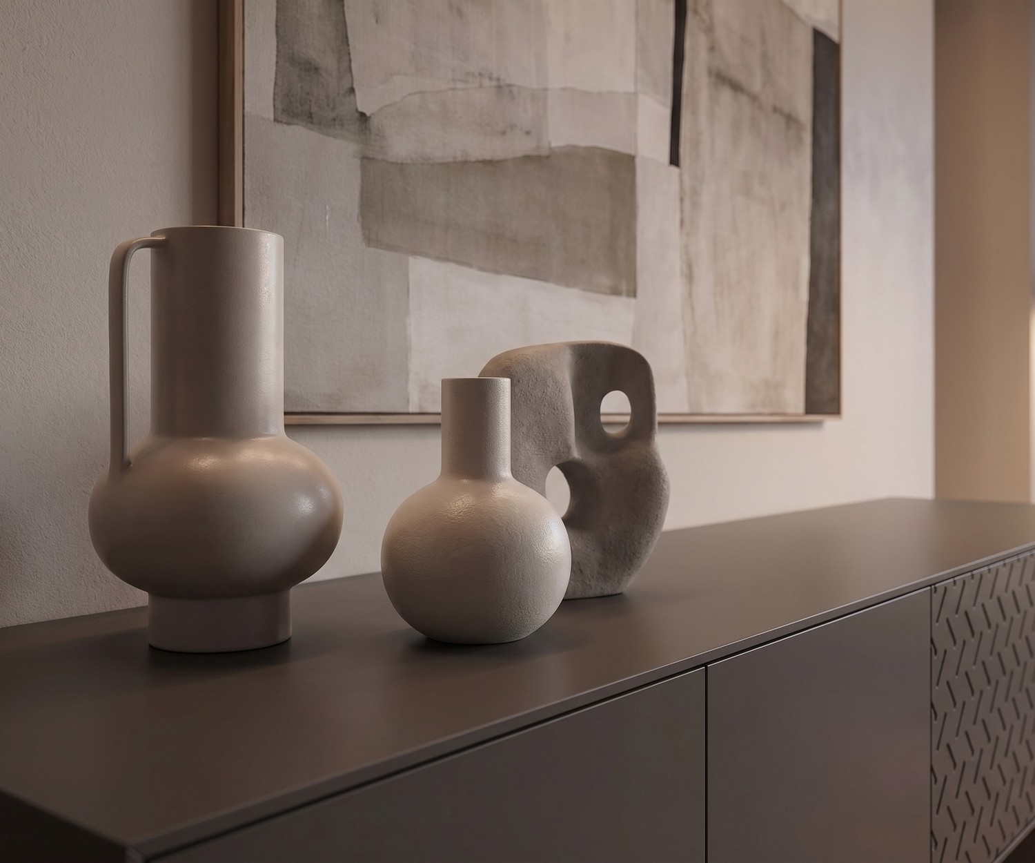 Modernes al2 Design Sideboard Alhambra 003 Modernes al2 Design Sideboard Alhambra 003 in Dunkelgrau für das Wohnzimmer, dekoriert mit minimalistischen Vasen