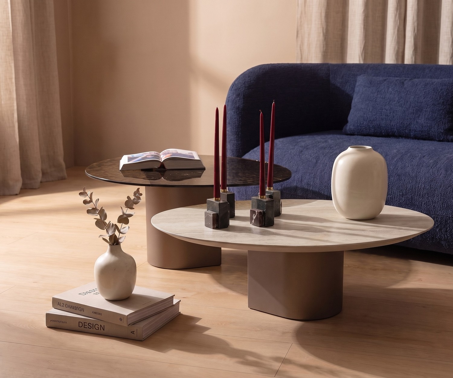 al2 dakry 006 Couchtisch mit organischem Sockel al2 dakry 006 Couchtisch Set im Wohnzimmer vor blauem Sofa, organische Beistelltische mit Keramik- und Glasplatte