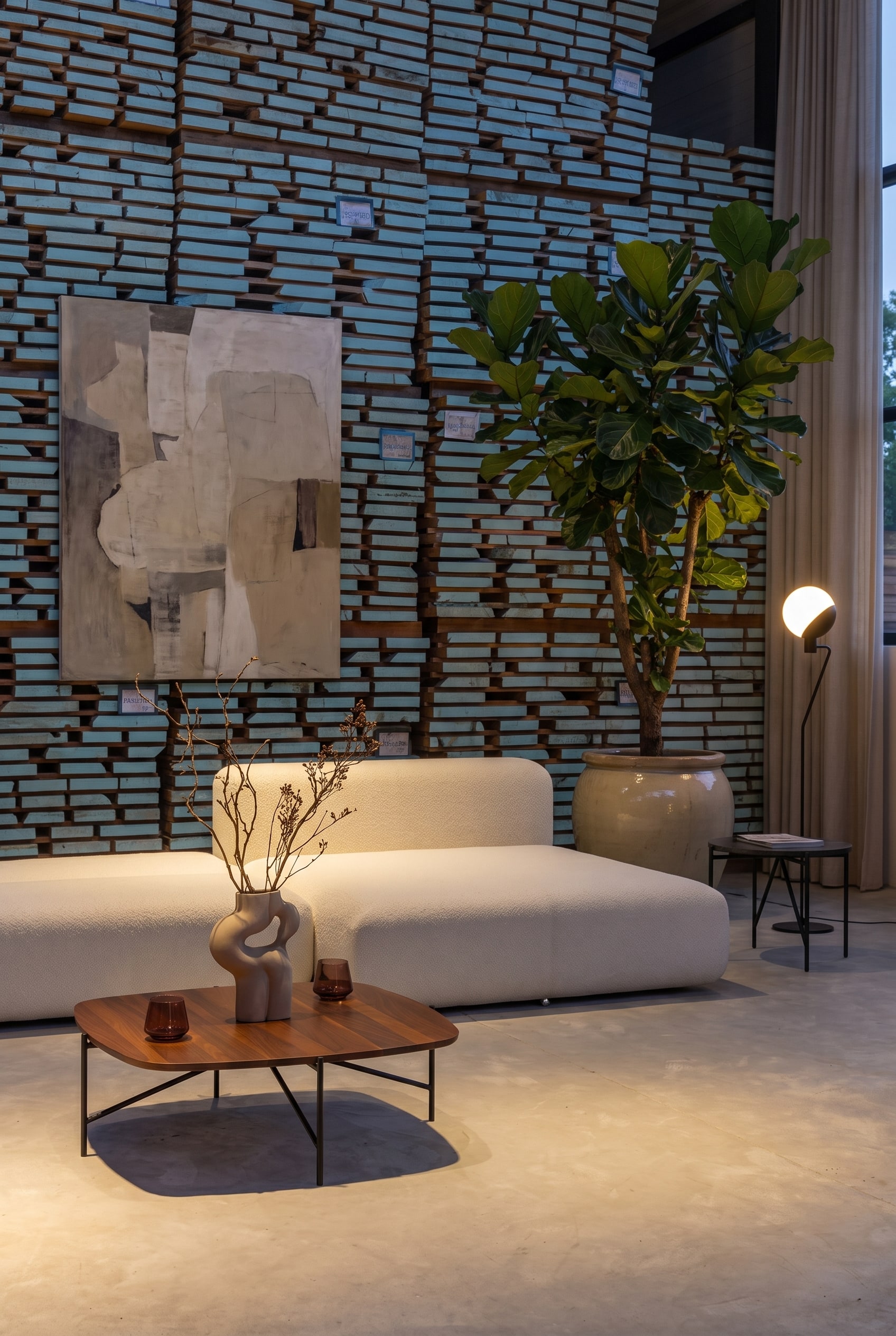 Modulares weißes Schlafsofa im modernen Loft-Design vor einer strukturierten Holzwand