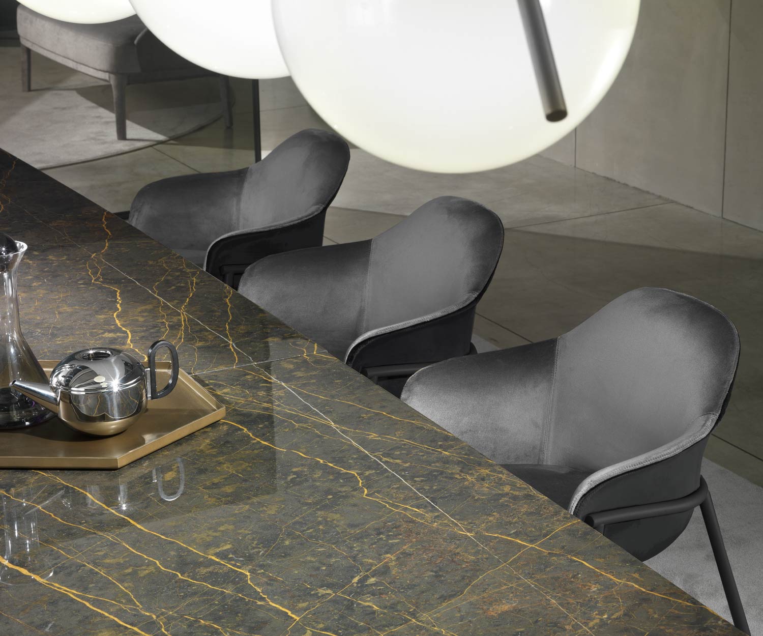 Komfortabler Arm Lehnenstuhl von Marelli im Konferenzraum grauer Bezug Komfortabler Arm Lehnenstuhl von Marelli im Konferenzraum grauer Bezug