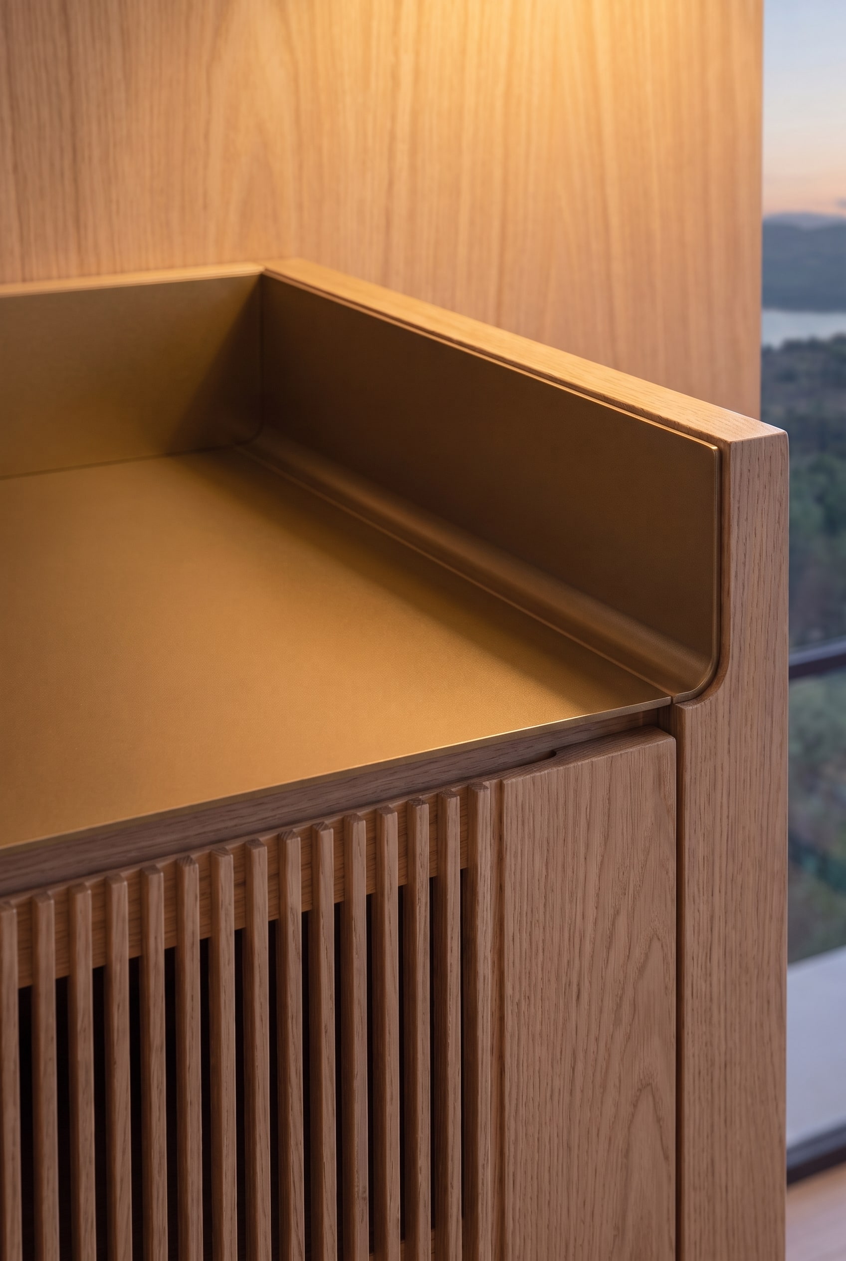 Nahaufnahme der oberen Ecke des Highboards mit einer goldenen Metalleinlage und erh&ouml;hter Kante aus Eichenholz.
