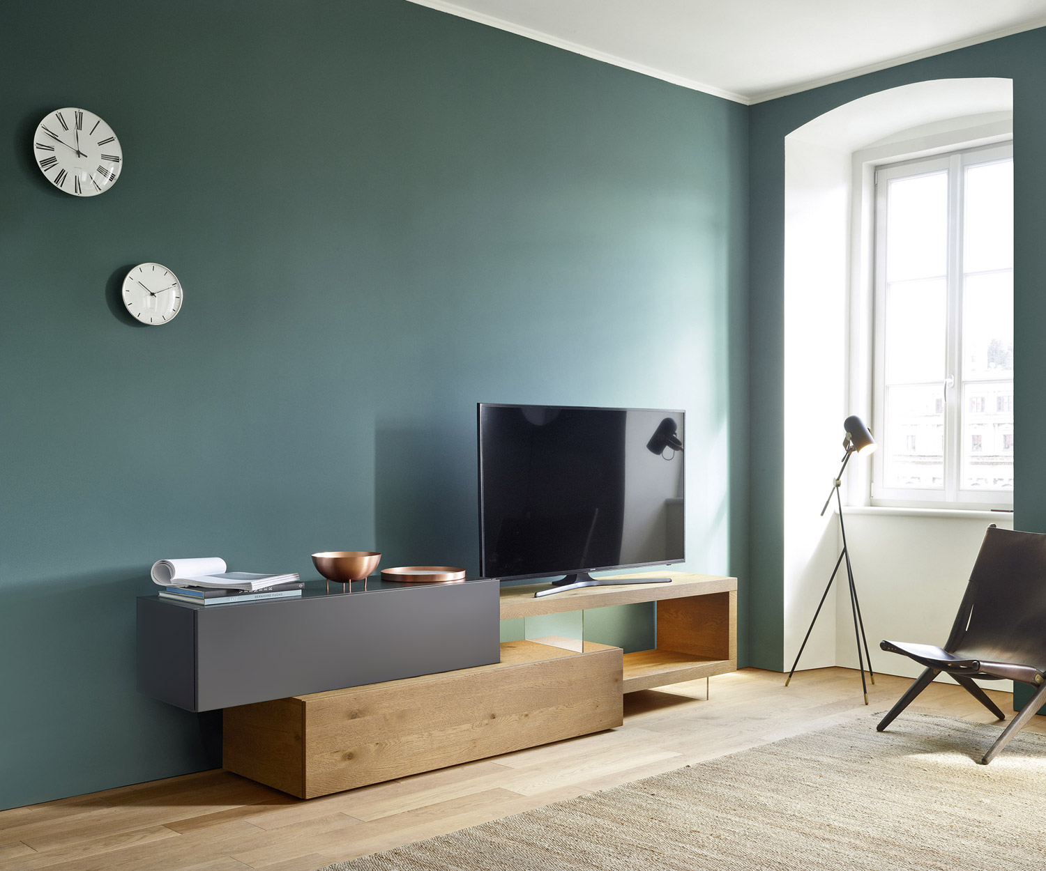 Moderne Designer TV Wohnwand C32 von Livitalia für schmale Räume mit Klapptüren an 2 Schränken