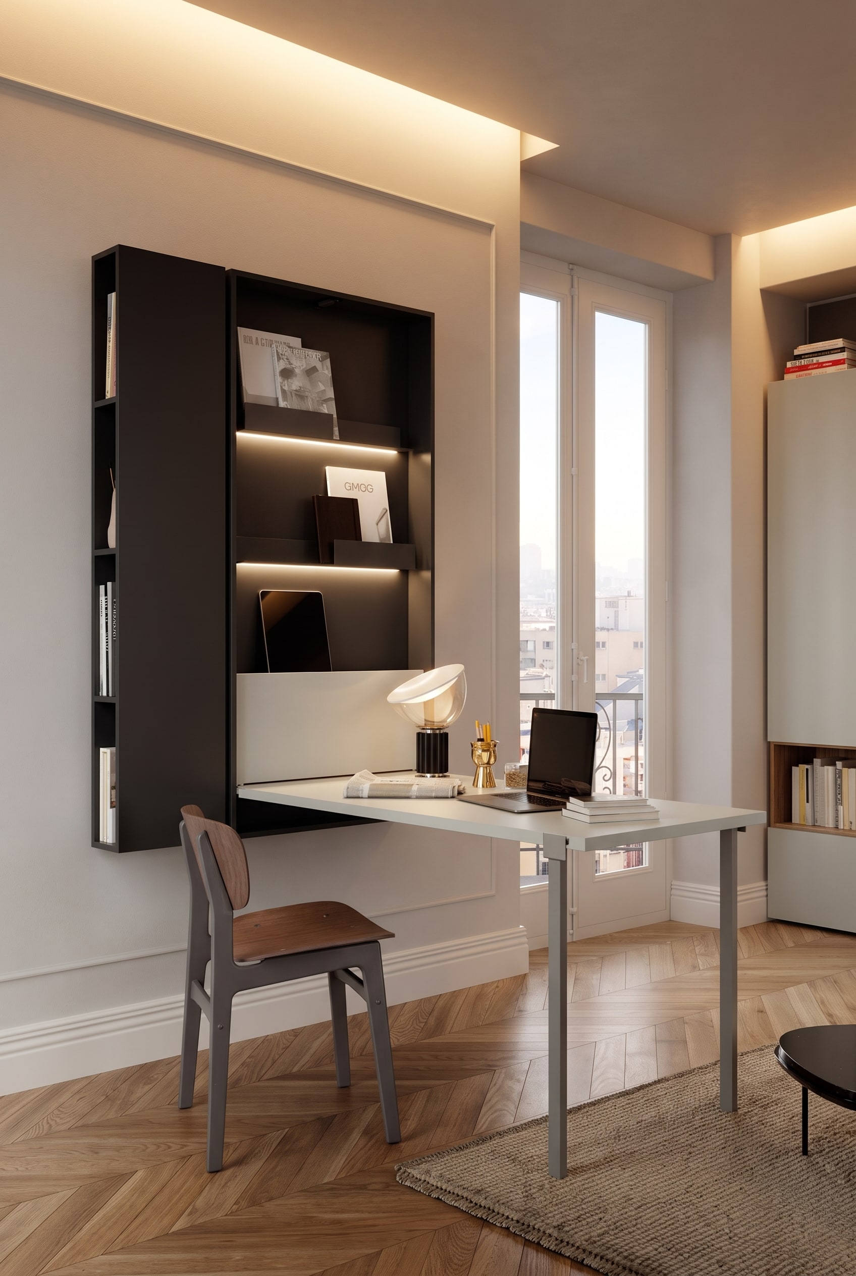 Modernes Arbeitszimmer mit an der Wand montiertem schwarzem Klapptisch und hellem Holzfu&szlig;boden