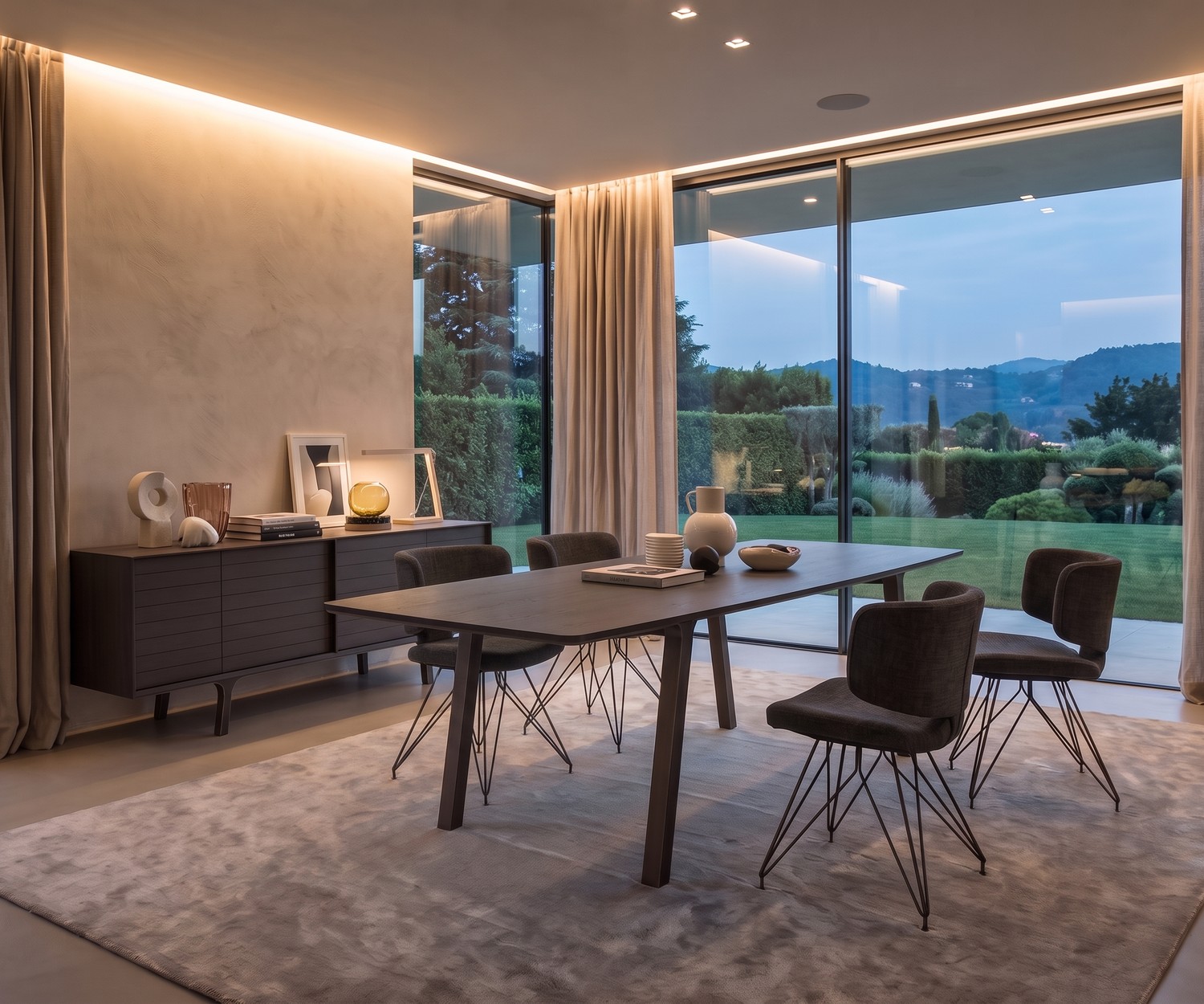 al2 mobius 001 Designer-Esstisch aus Holz al2 mobius 001 Esstisch für gemeinsame Mahlzeiten im modernen Esszimmer mit großer Fensterfront und Teppich.