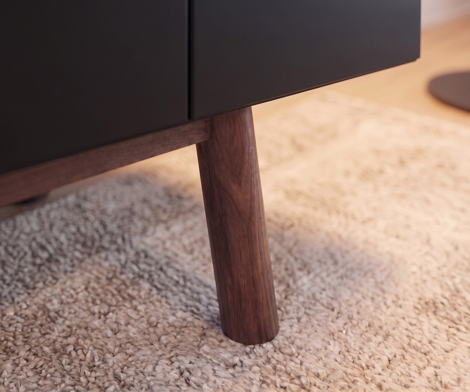 al2 Designer Sideboard MOS-I-KO 003 B für das Wohnzimmer, massives Holzbein im Detail vor dunklem Korpus und hellem Teppich.