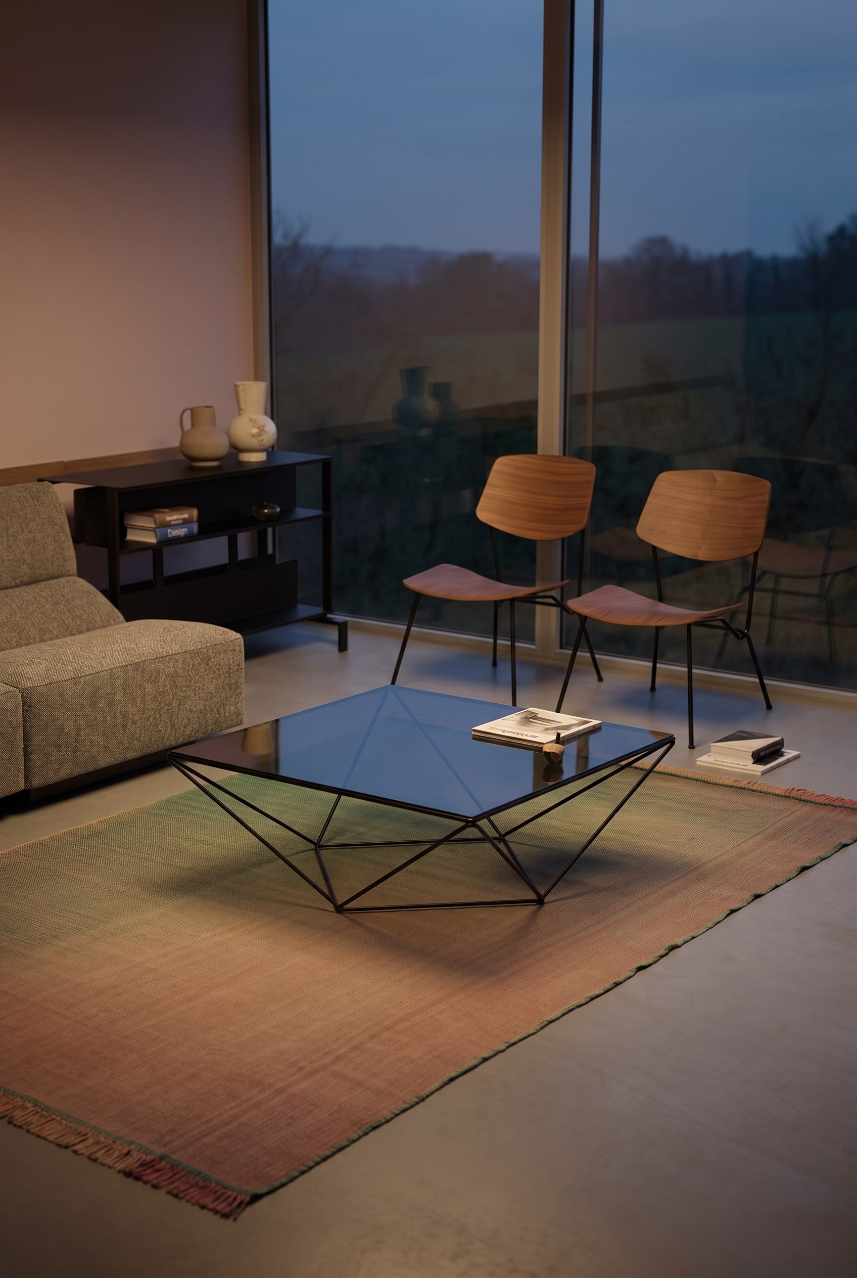 Modernes Wohnzimmer mit einem Couchtisch mit dicker Platte, die dank eines tiefschwarz lackierten, stark zur&uuml;ckgesetzten Sockels scheinbar &uuml;ber dem Teppich schwebt.