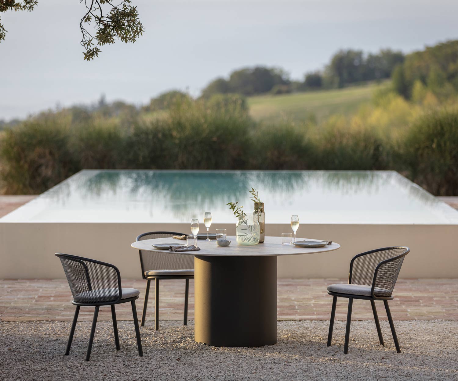 Todus Baza Stuhl für den Garten mit Beistelltisch am Swimmingpool Todus Baza Stuhl für den Garten mit Beistelltisch am Swimmingpool