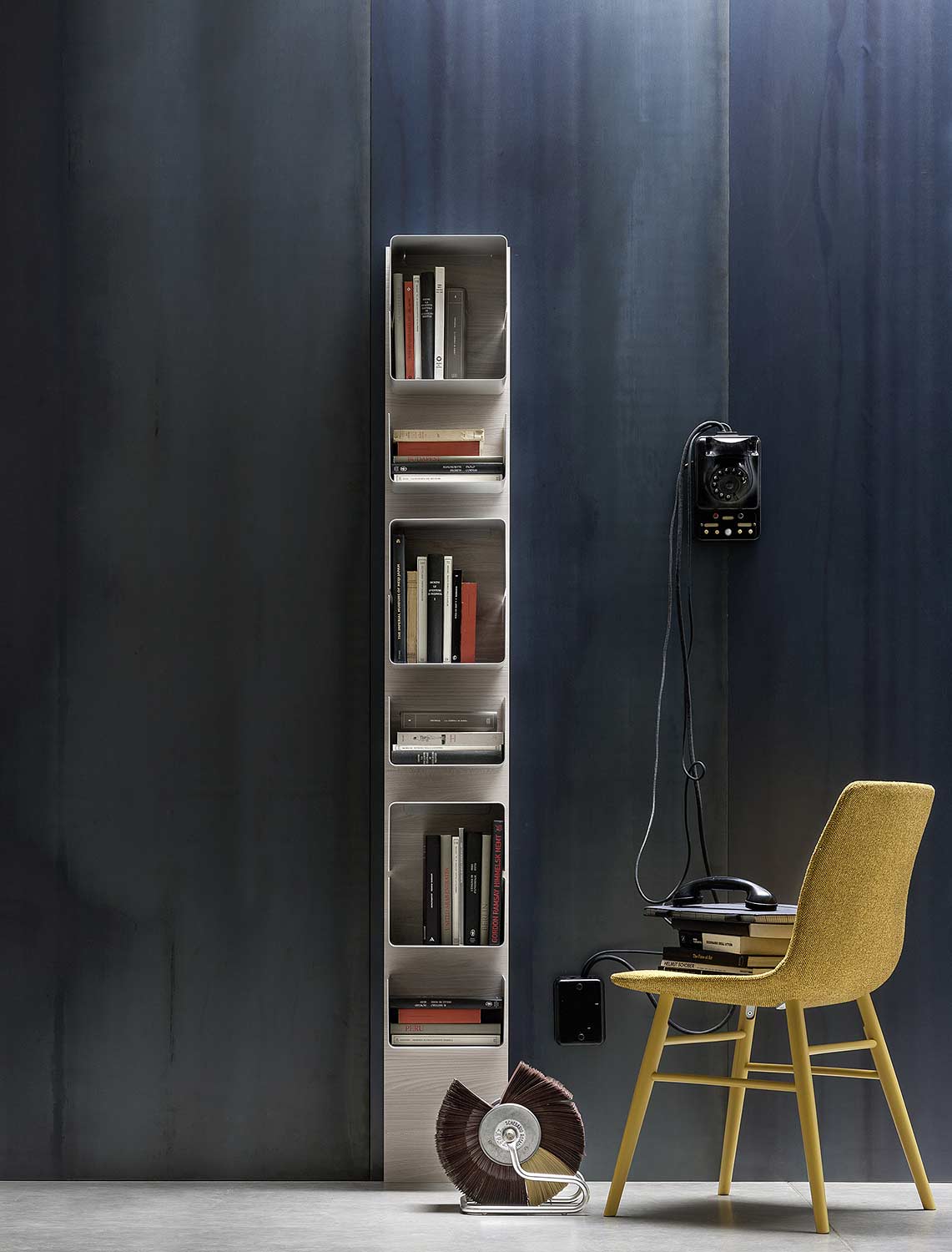 Schmales CD Regal für die Wand