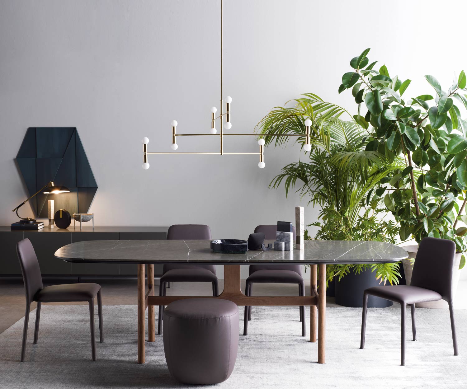 Dunkler Marmor Tisch Torii im Esszimmer mit Stühlen Dunkler Marmor Tisch Torii im Esszimmer mit Stühlen