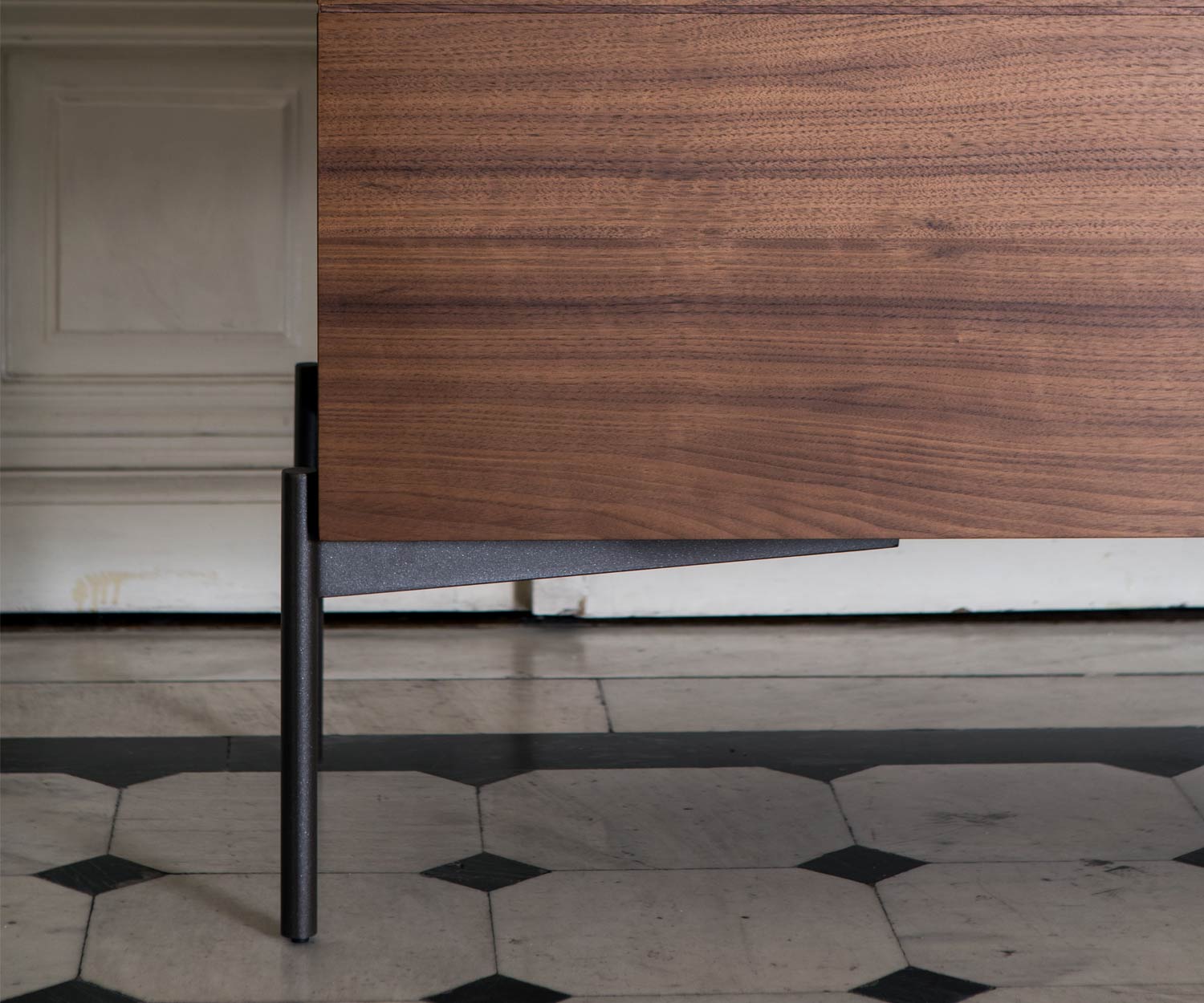 Hochwertiges Design Sideboard von al2 Detail Metall Standfuß mit Leisten in Walnuss massiv Hochwertiges Design Sideboard von al2 Detail Metall Standfuß mit Leisten in Walnuss massiv
