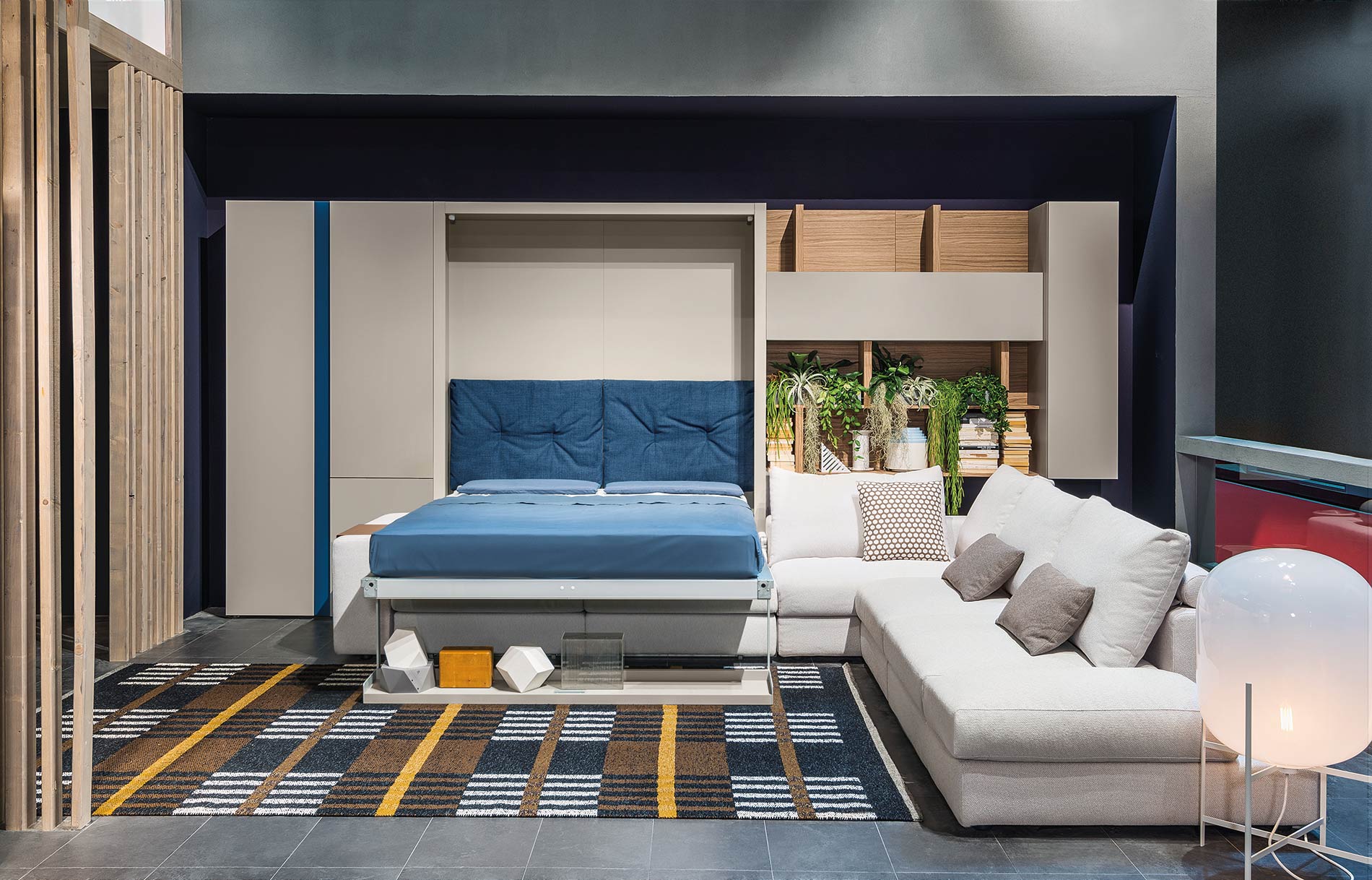 Wohnzimmer mit Schrankbett & Ecksofa