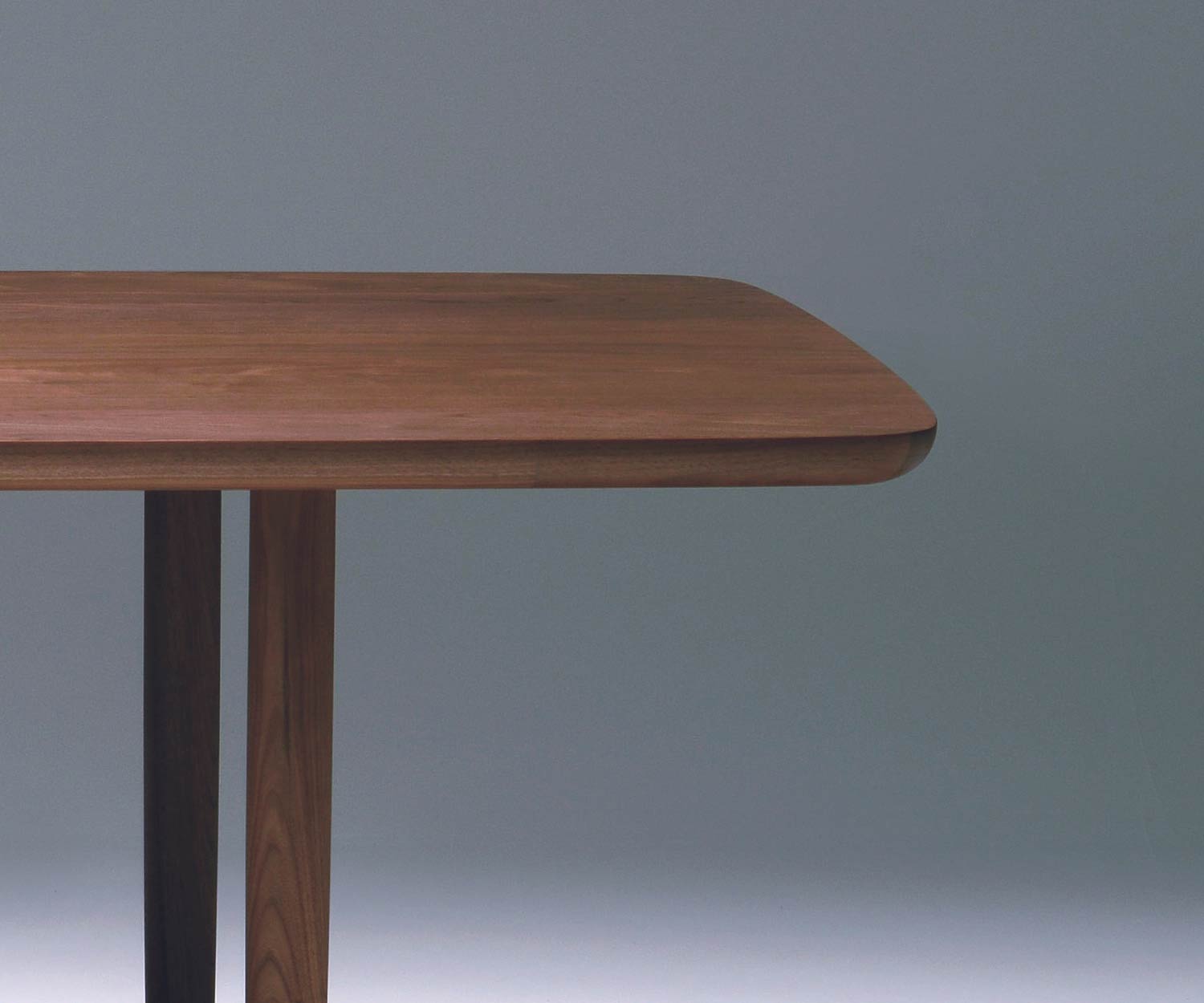 Exklusiver Conde House Kamuy Design Tisch mit Gestell aus Massivholz im Wohnzimmer Exklusiver Conde House Kamuy Design Tisch mit Gestell aus Massivholz im Wohnzimmer