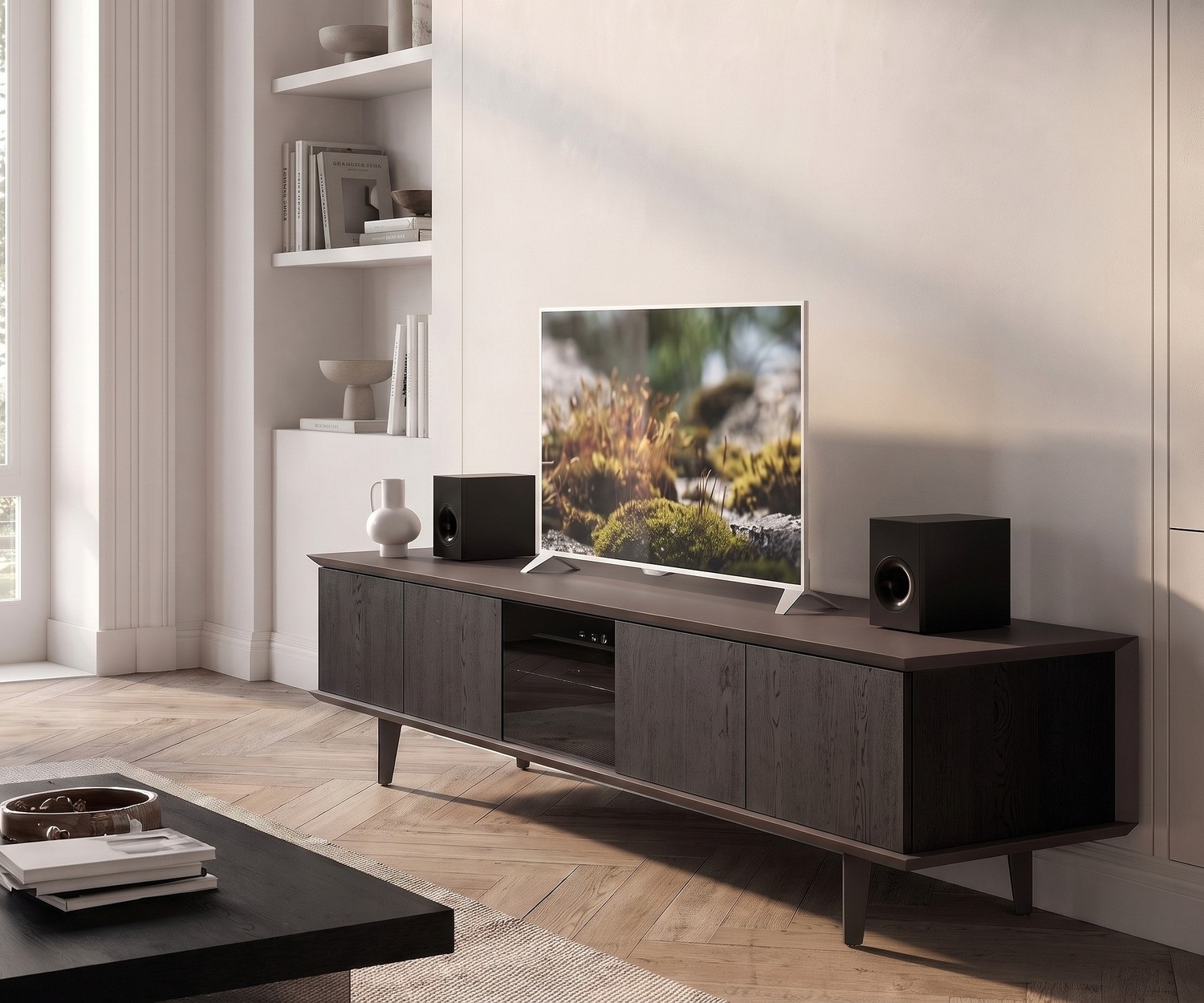 Ozzio Brera TV Media Lowboard aus Eiche Schwarz Ozzio Brera TV Lowboard aus dunklem Holz im modernen Wohnzimmer mit Fernseher, Lautsprechern und Fischgrät-Parkett.