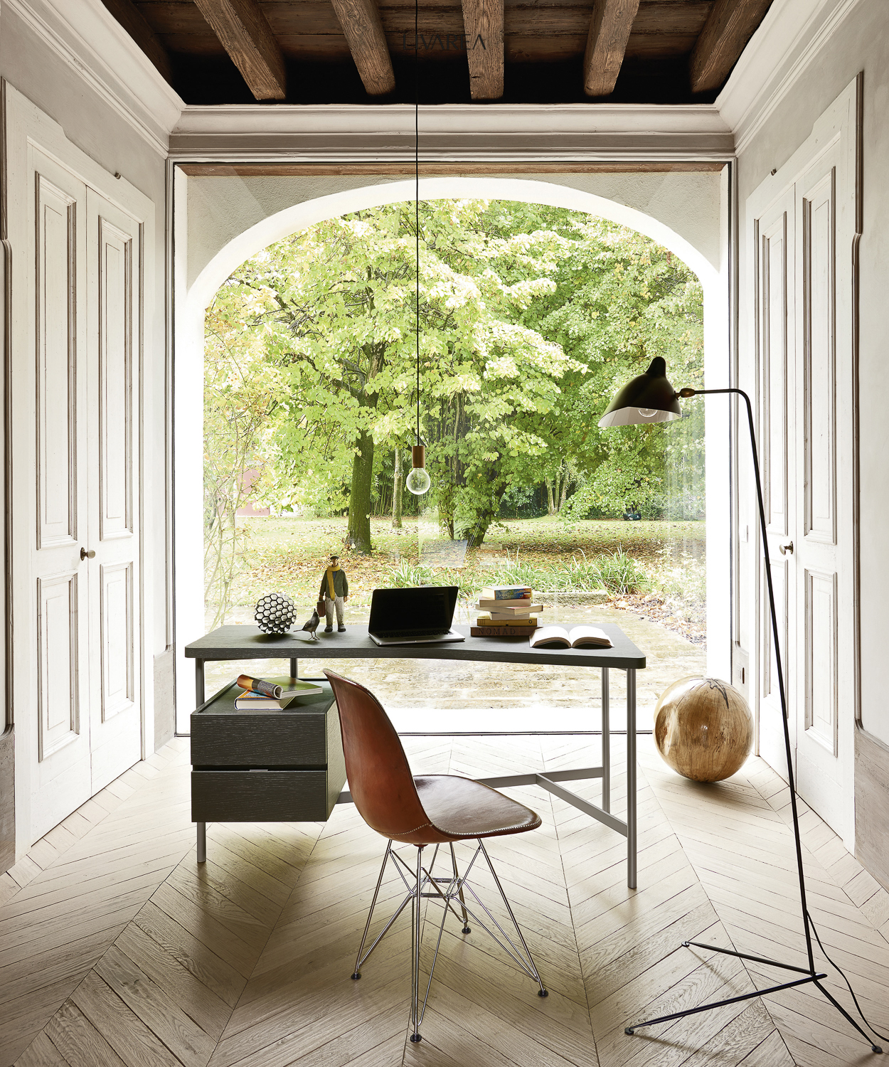 Minimalistisches Arbeitszimmer mit Schreibtisch und Polsterstuhl Minimalistisches Arbeitszimmer mit Schreibtisch und Polsterstuhl