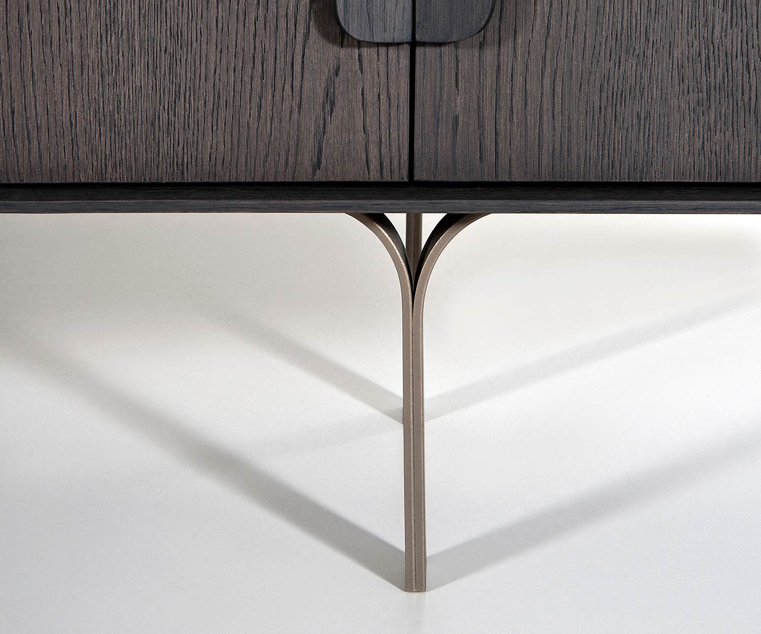 al2 Mobius 003 Detail Design Sideboard Metall Füße Metallumrandung al2 Mobius 003 Detail Design Sideboard Metall Füße Metallumrandung