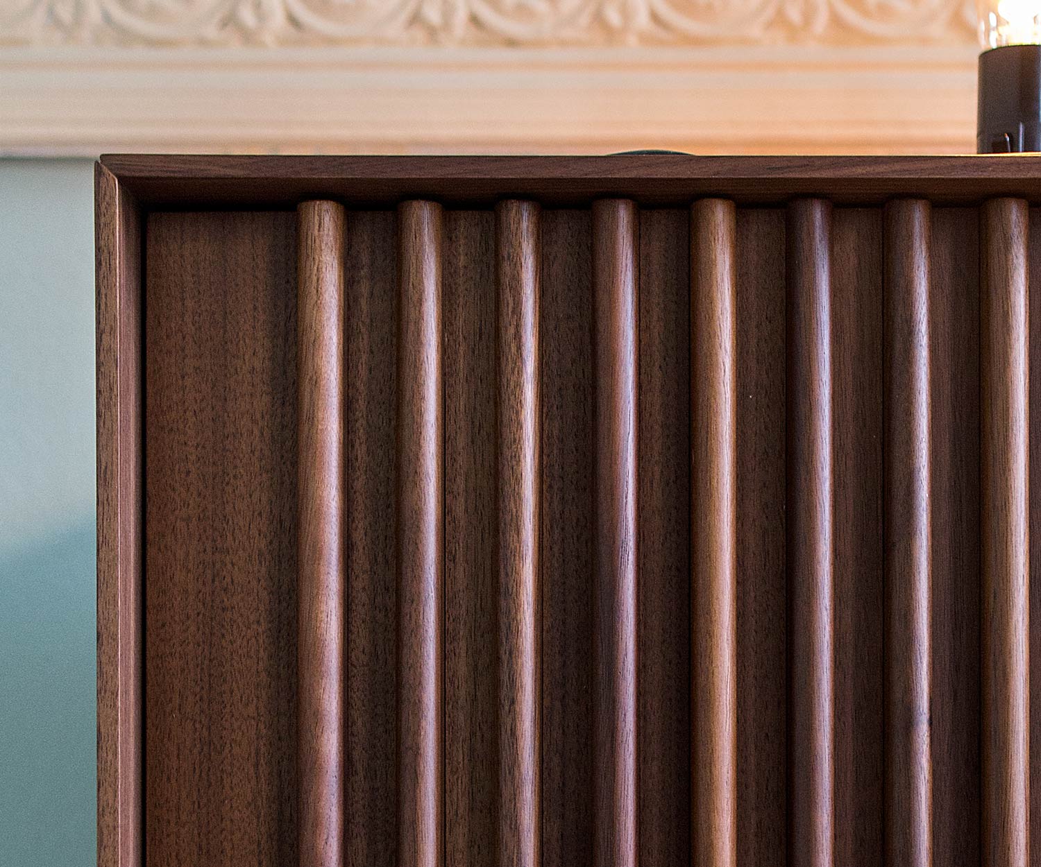 Modernes Design Sideboard Detail Lamellen Front in Walnuss Nussbaum Furnier Modernes Design Sideboard Detail Lamellen Front in Walnuss Nussbaum Furnier