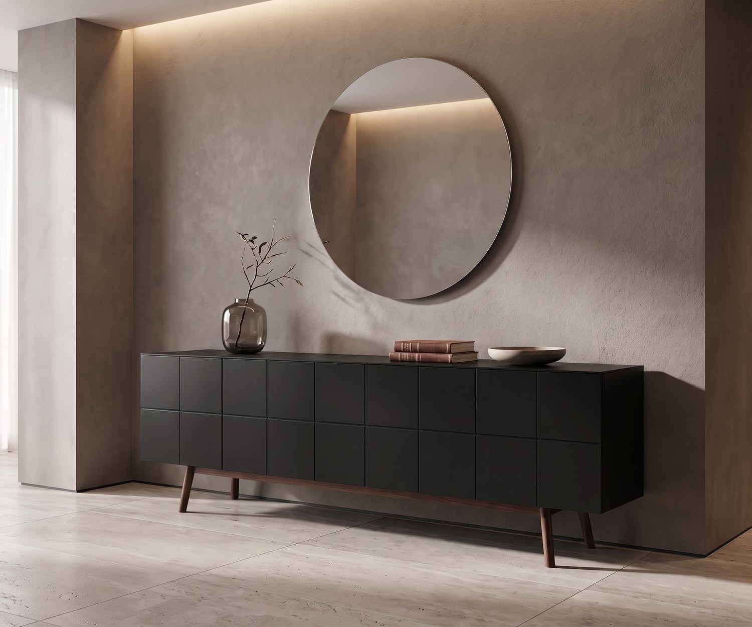 Schwarzes Designer Sideboard MOS-I-KO 003 B mit Holzbeinen al2 Sideboard MOS-I-KO 003 B für das Wohnzimmer in Schwarz matt mit Holzbeinen vor einer grauen Betonwand mit Rundspiegel.