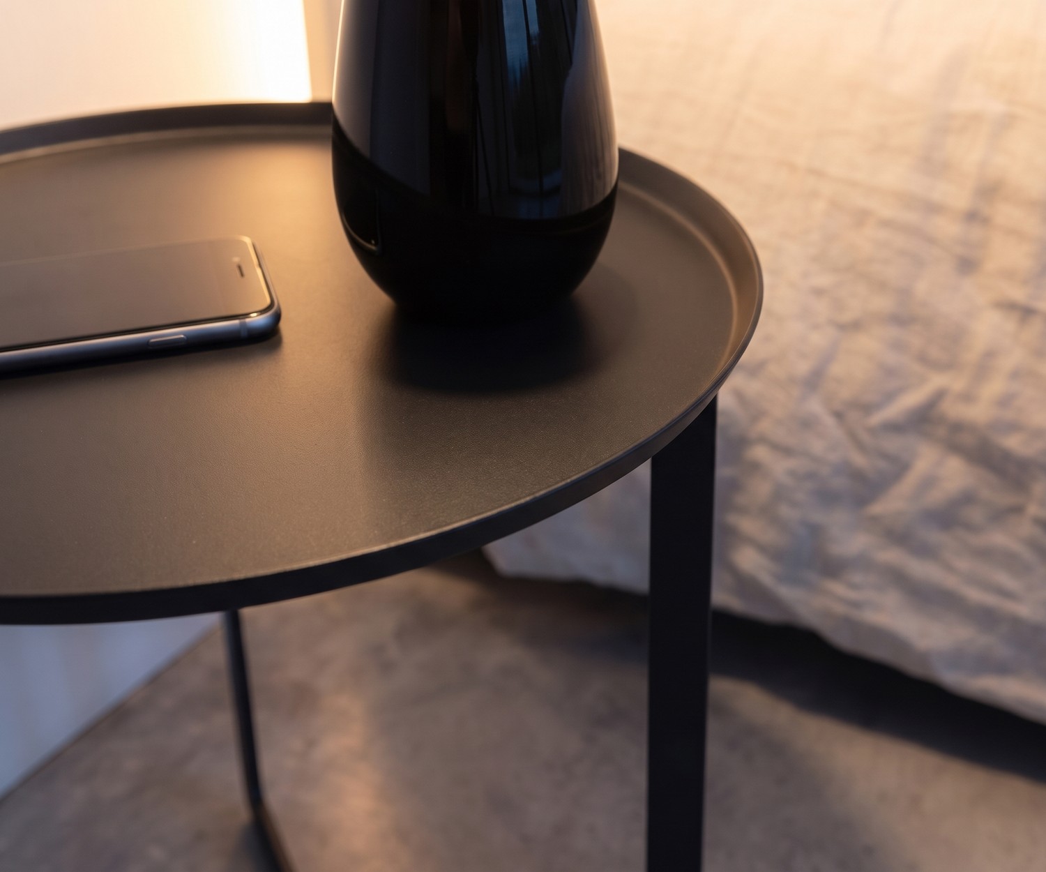 Round Beistelltisch aus Metall von MEME Design in Schwarz als moderner Nachttisch im Schlafzimmer.